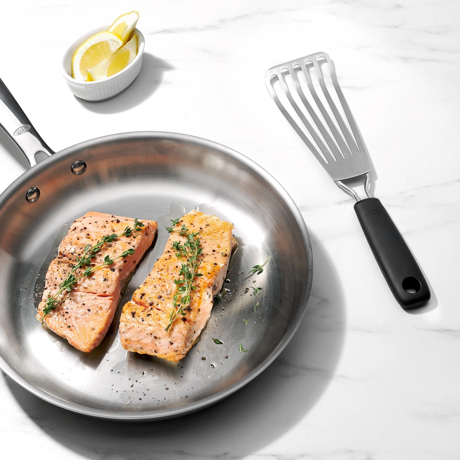 Erleben Sie den Good Grips Grill-Fischwender klein von OXO – der ideale Küchenhelfer für müheloses Wenden von empfindlichem Fisch und mehr!