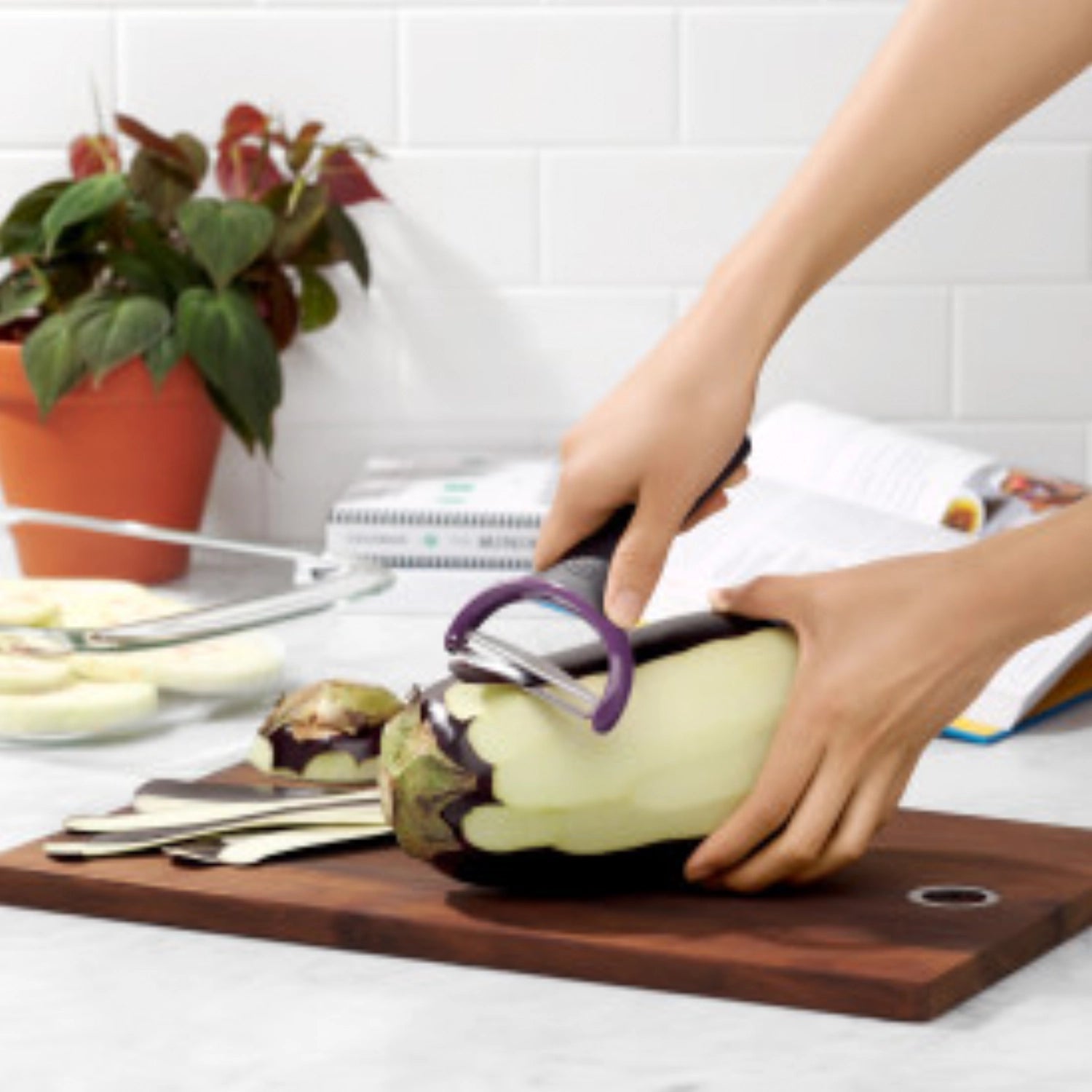 Der OXO Good Grips Y-Schäler bietet eine scharfe Edelstahlklinge, ergonomischen Griff und rutschfeste Kontrolle für müheloses Schälen.