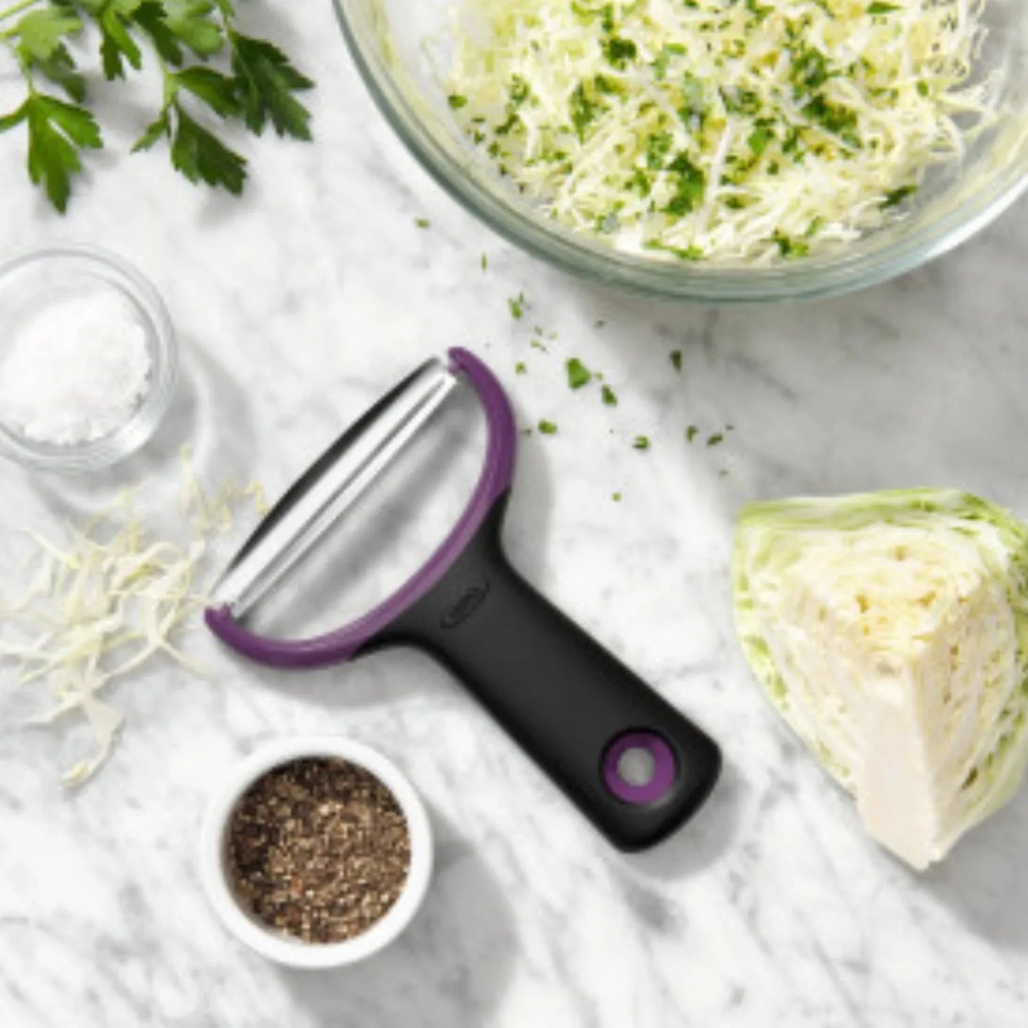 Der OXO Good Grips großer Y-Schäler hat eine scharfe Edelstahlklinge, ergonomischen Griff und bietet komfortables, sicheres Schälen.