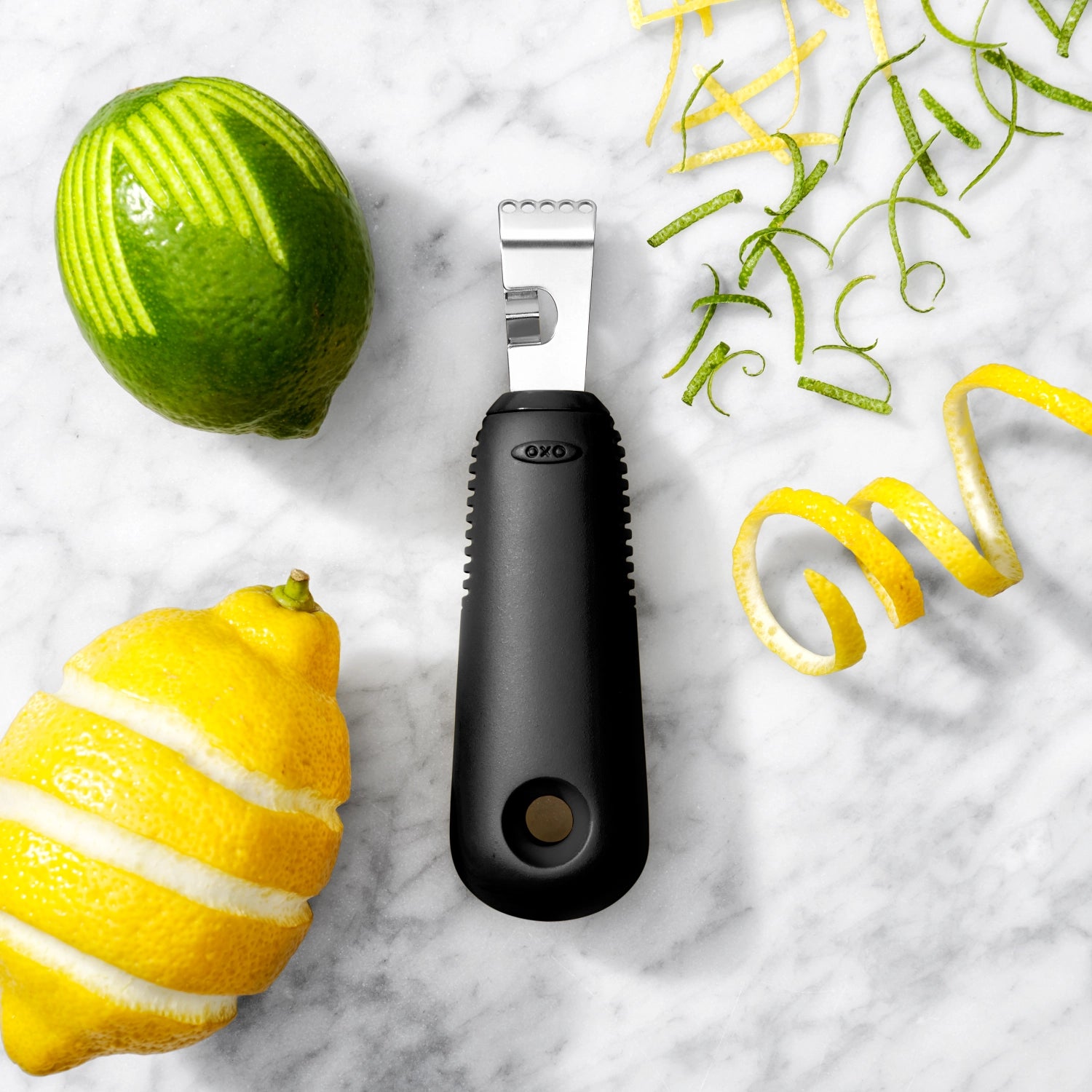 OXO Good Grips Zester Schäler, stilvolles und funktionales Küchengerät, perfekt zum Zesten von Zitrusfrüchten und zum Schälen von Gemüse.