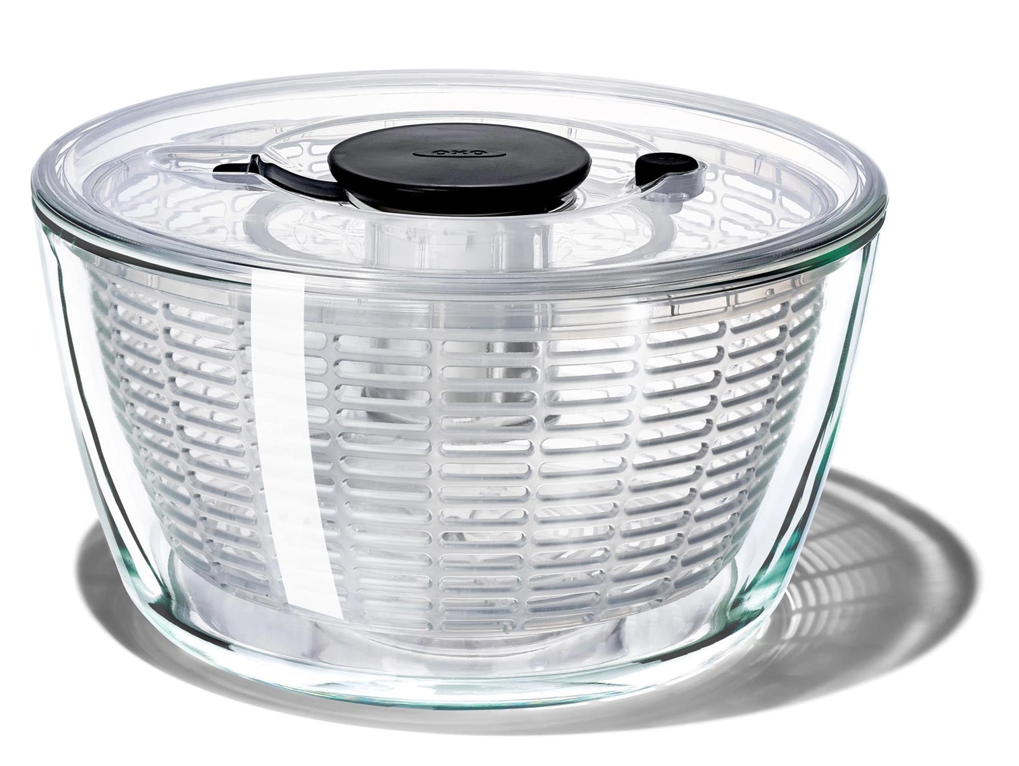 Genießen Sie frische Salate mit der OXO Good Grips Glas-Salatschleuder. Sie vereint Funktionalität und Stil für müheloses Trocknen von Gemüse!