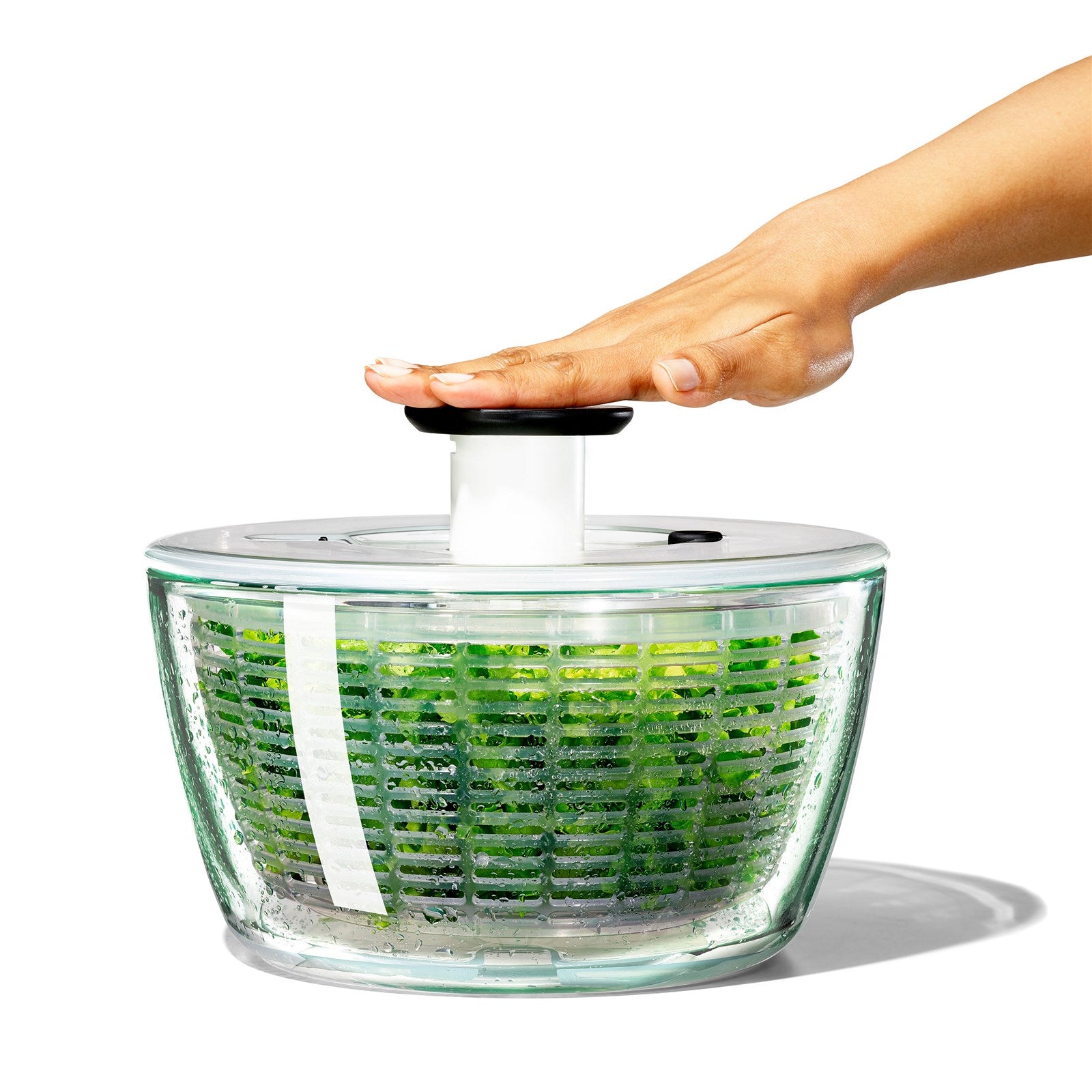 Genießen Sie frische Salate mit der OXO Good Grips Glas-Salatschleuder. Sie vereint Funktionalität und Stil für müheloses Trocknen von Gemüse!