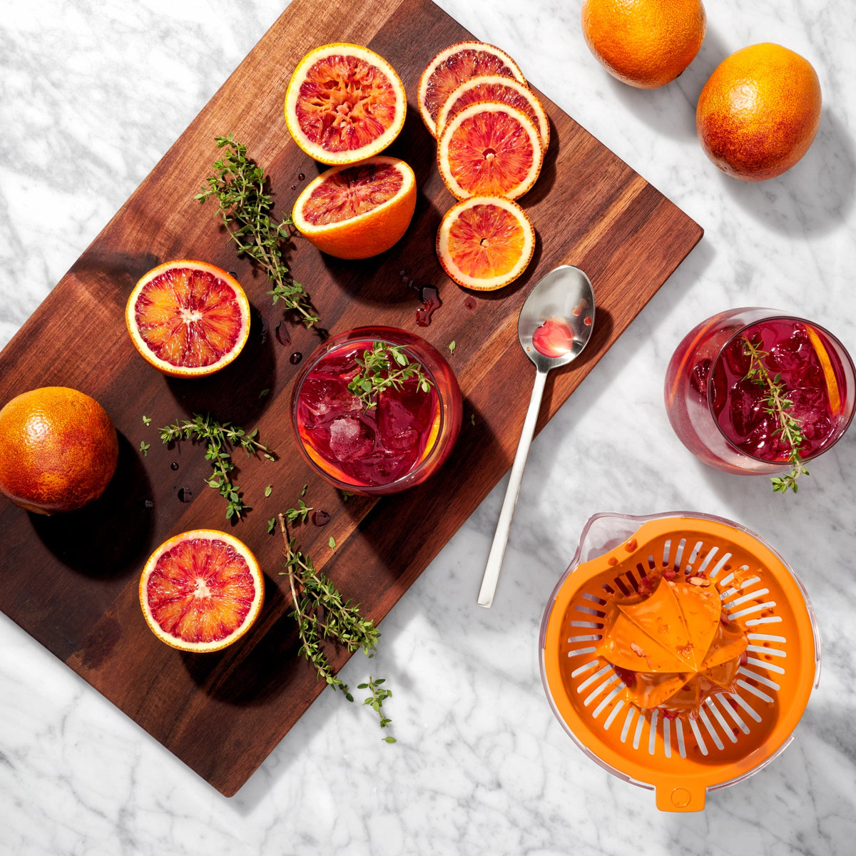 2 in 1 Zitruspresse 350ml in Orange präsentiert im Onlineshop von KAQTU Design AG. Küchenhelfer ist von OXO