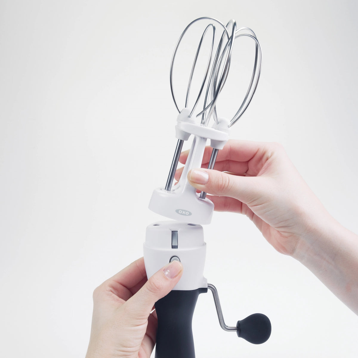 Handrührer, weiss in Weiss präsentiert im Onlineshop von KAQTU Design AG. Backutensilien ist von OXO