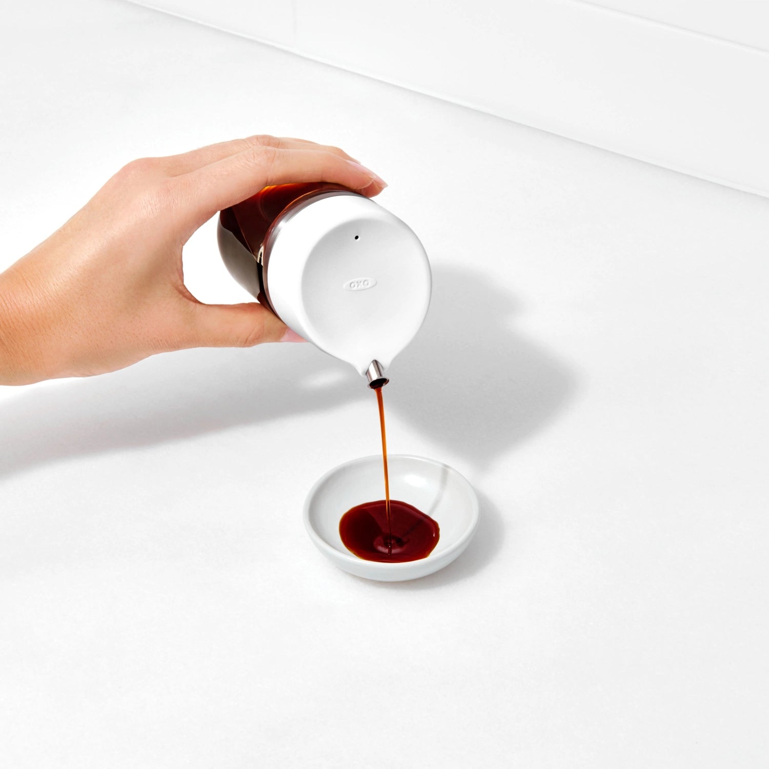 Die OXO Glas-Ölflasche (150ml) ermöglicht präzises Dosieren von Öl. Praktisch, hochwertig und perfekt für den Küchengebrauch.