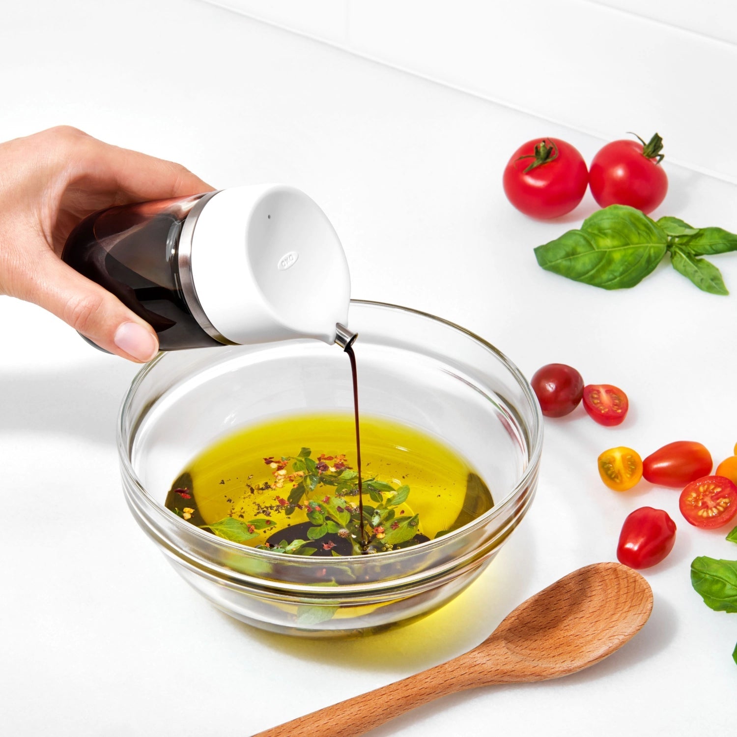 Die OXO Glas-Ölflasche (150ml) kombiniert präzise Dosierung mit stilvollem Design, perfekt für die Küche und hochwertige Anwendungen.