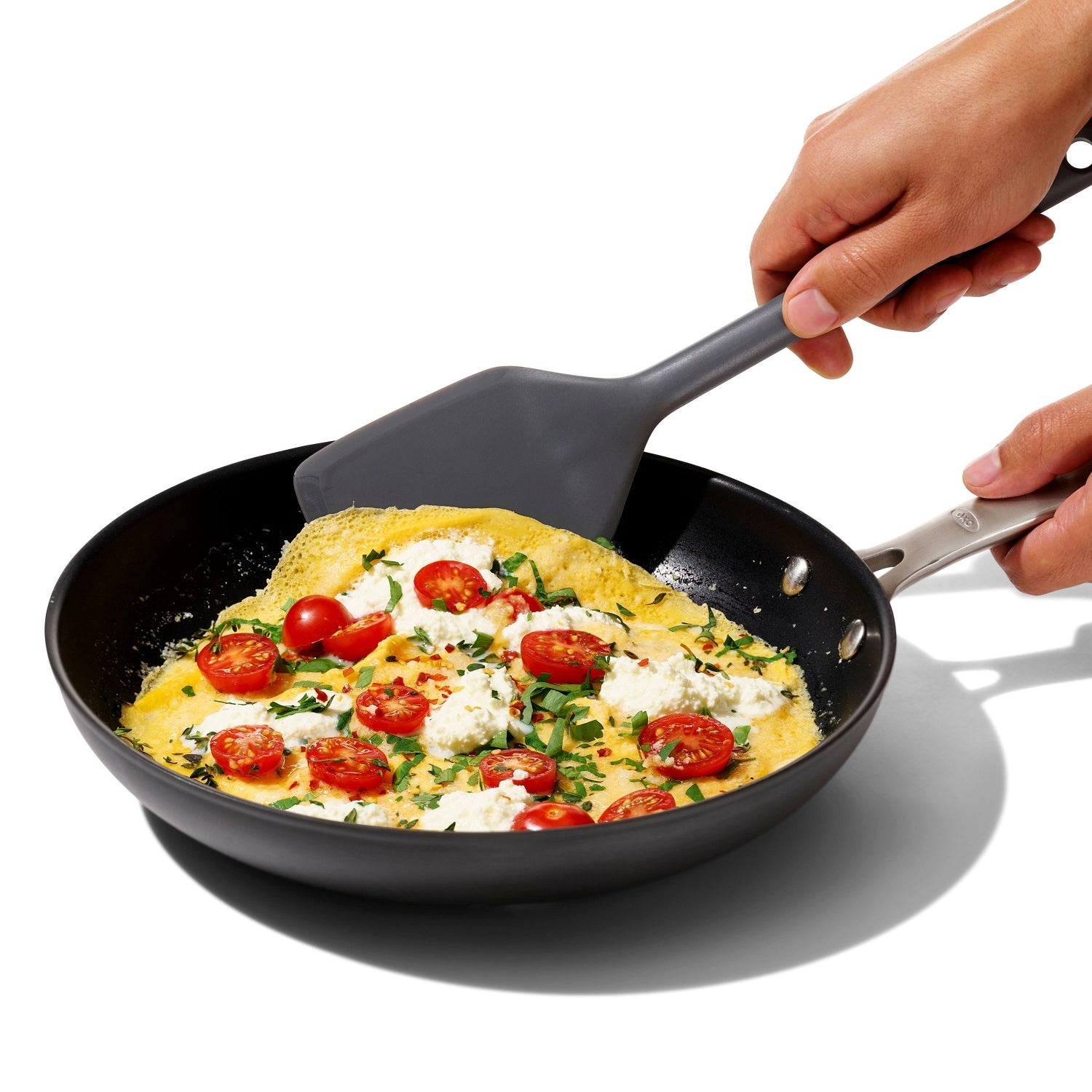 Großer OXO Silikonwender, hitzebeständig und schonend für empfindliche Oberflächen, ideal für vielseitige Küchenanwendungen.