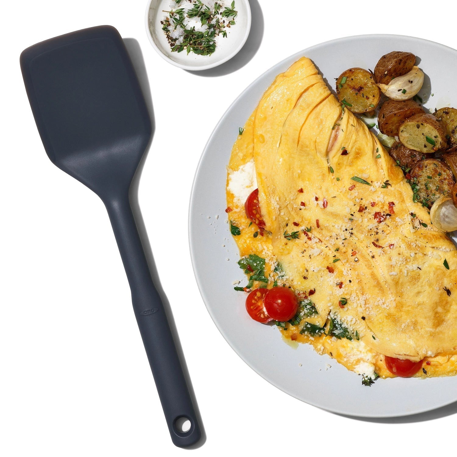 Großer OXO Silikonwender, hitzebeständig, perfekt für empfindliche Oberflächen und vielseitige Küchenanwendungen.