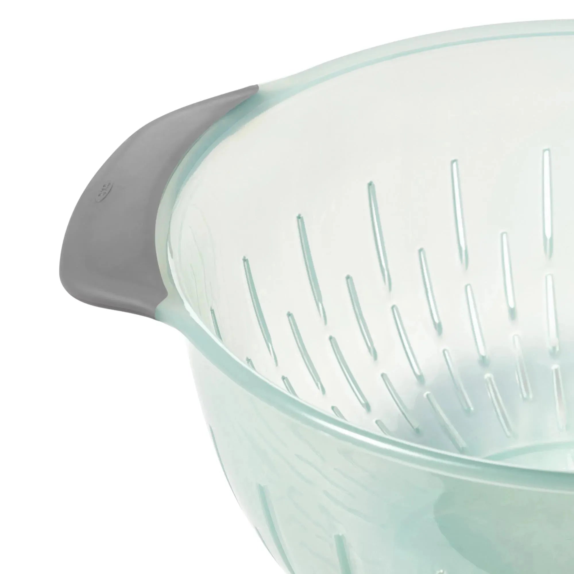 Großes OXO Sieb 4.7L: Perfekt für schnelles Abtropfen & Spülen.