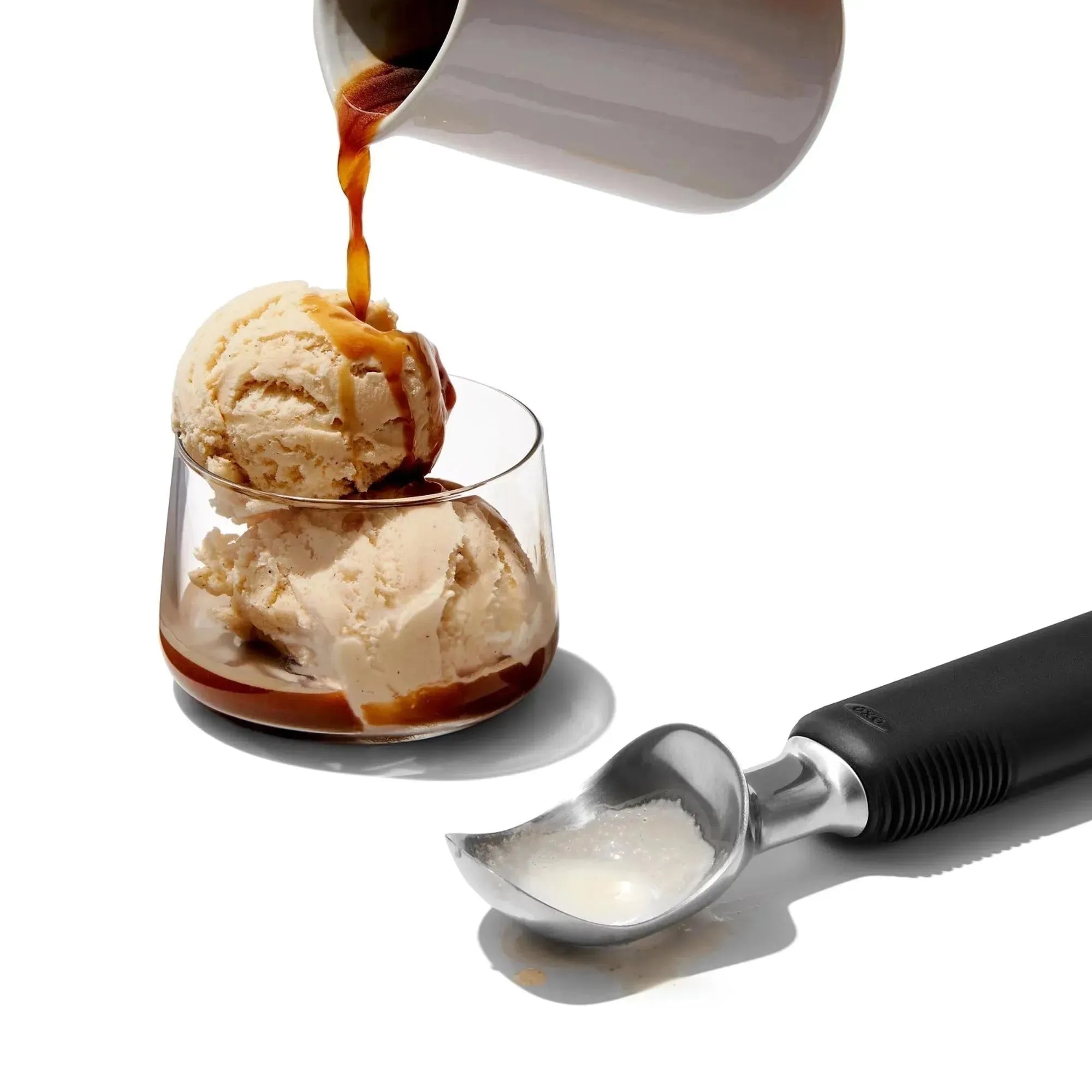 Ergonomischer OXO Glacelöffel für einfaches und sauberes Portionieren.