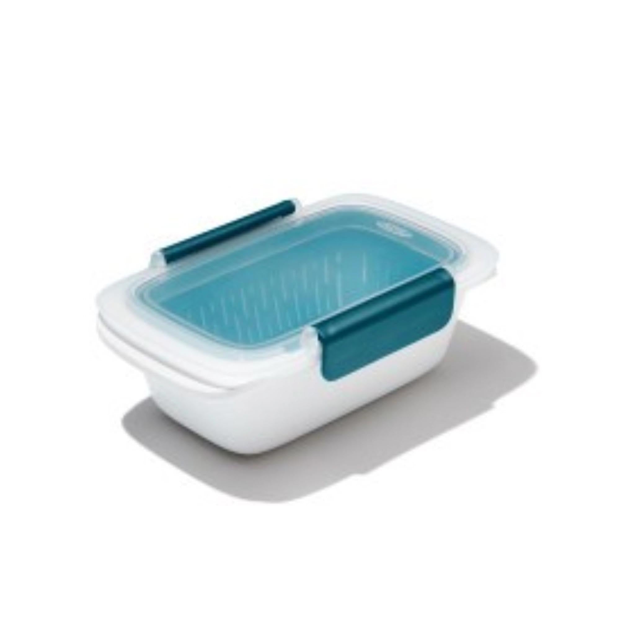 Praktischer 0.45L OXO Behälter mit Sieb, BPA-frei, luftdicht, ideal für Snacks & Salate, spülmaschinenfest, mobil & langlebig.