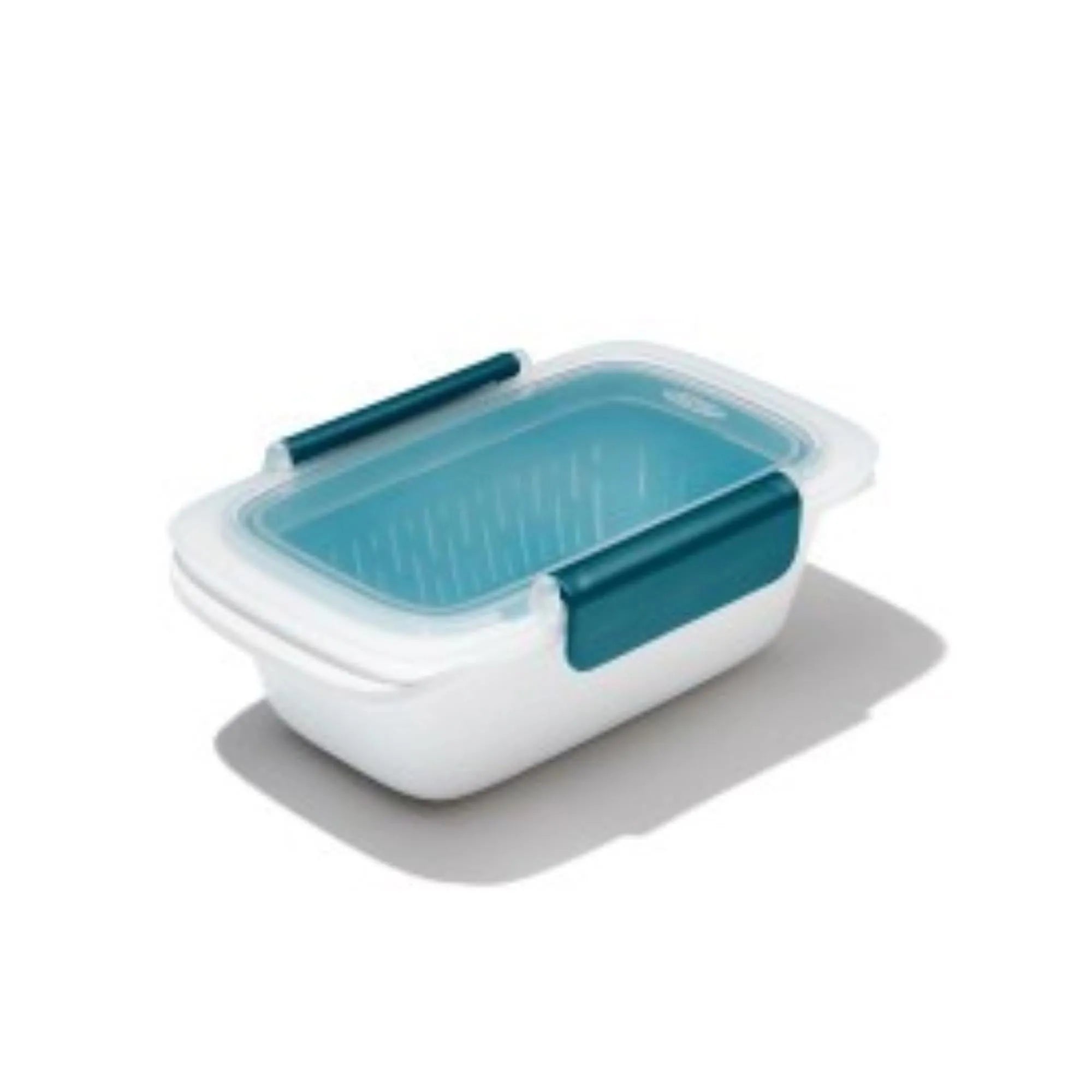 Praktischer 0.45L OXO Behälter mit Sieb, BPA-frei, luftdicht, ideal für Snacks & Salate, spülmaschinenfest, mobil & langlebig.