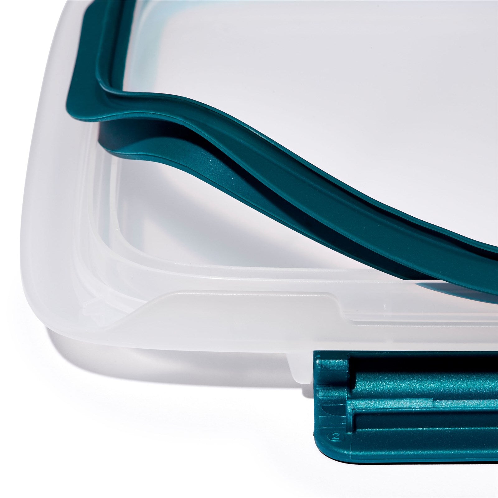 Der OXO Good Grips Prep & Go Behälter (0.45L) mit Sieb ist perfekt für frische Snacks und Salate. BPA-frei, luftdicht und spülmaschinenfest für einfache Reinigung.