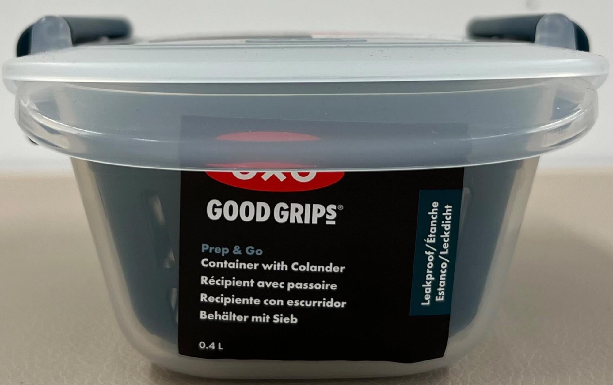Praktischer 0.45L OXO Behälter mit Sieb für frische Zubereitungen.