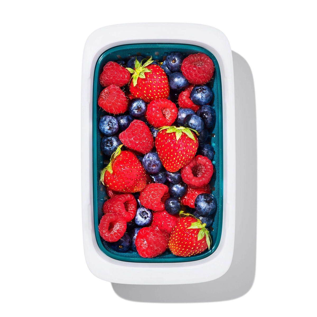 OXO Good Grips Prep  Go Behälter mit Sieb 0.45L in Blau präsentiert im Onlineshop von KAQTU Design AG. Aufbewahrungsdose ist von OXO