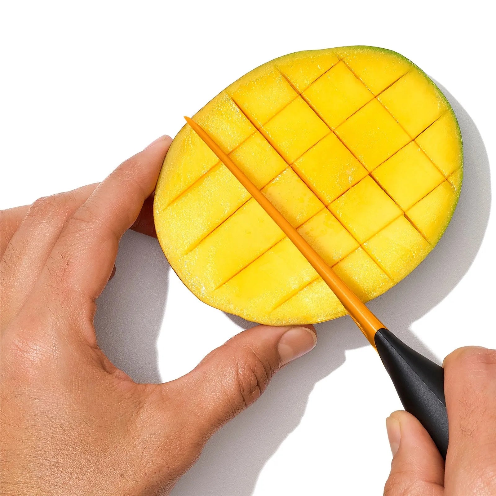Effizienter OXO Mangoschneider: Einfaches Entkernen & Portionieren.