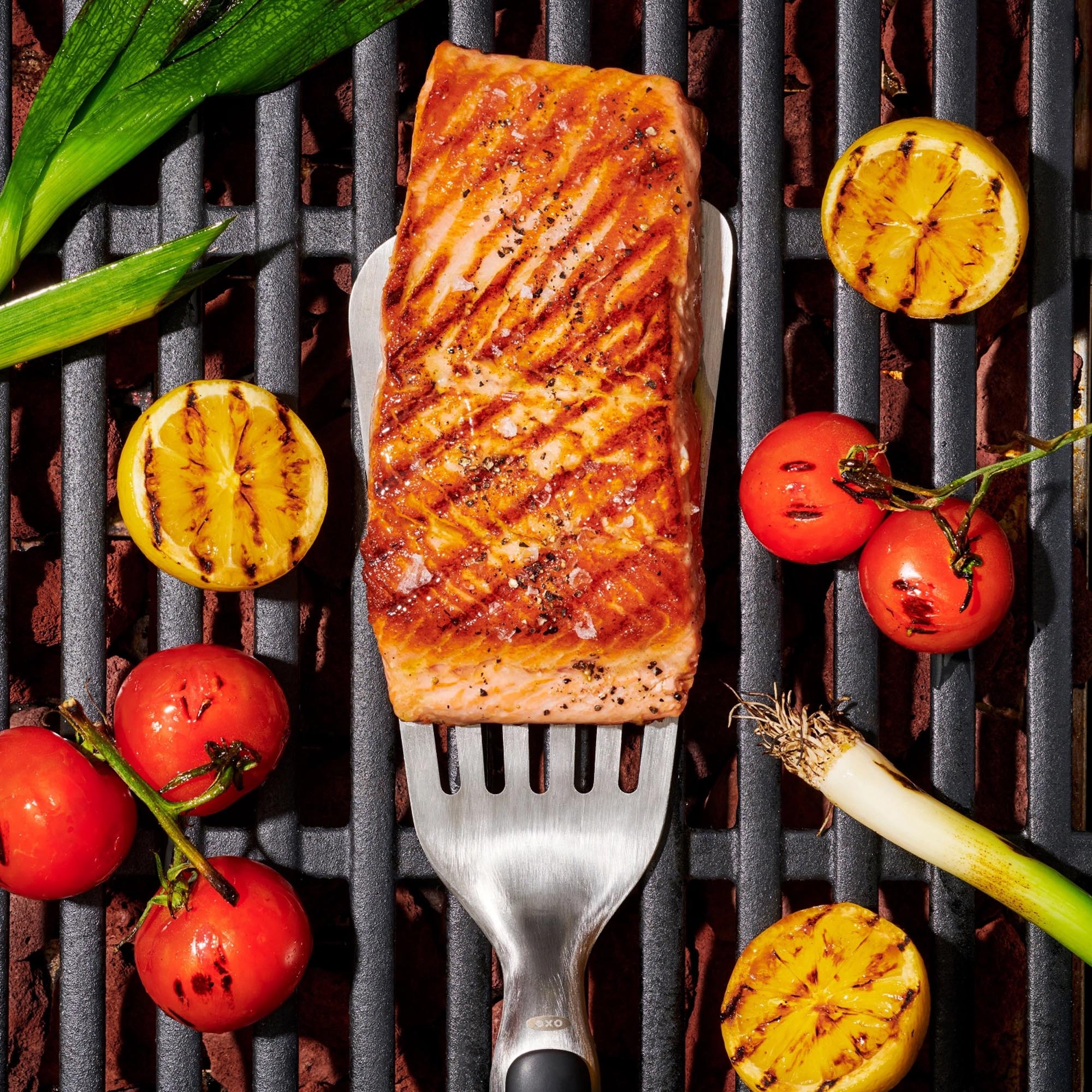 OXO Grillwender: Edelstahl, rutschfester Griff für sicheres Grillen.