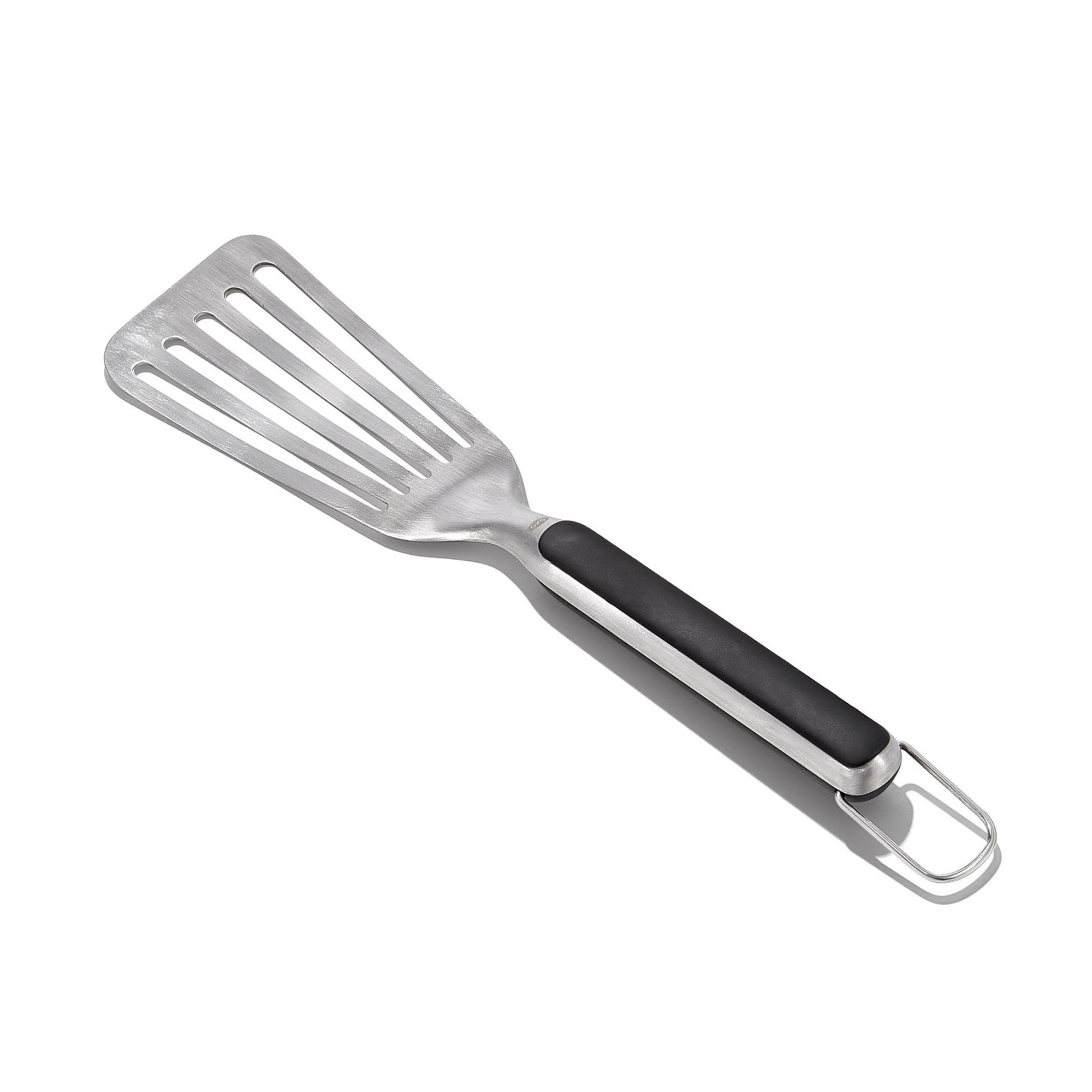 Der OXO Good Grips Grillwender aus hochwertigem Edelstahl sorgt für müheloses Wenden von Grillgut und liegt dank des rutschfesten Griffs perfekt in der Hand.
