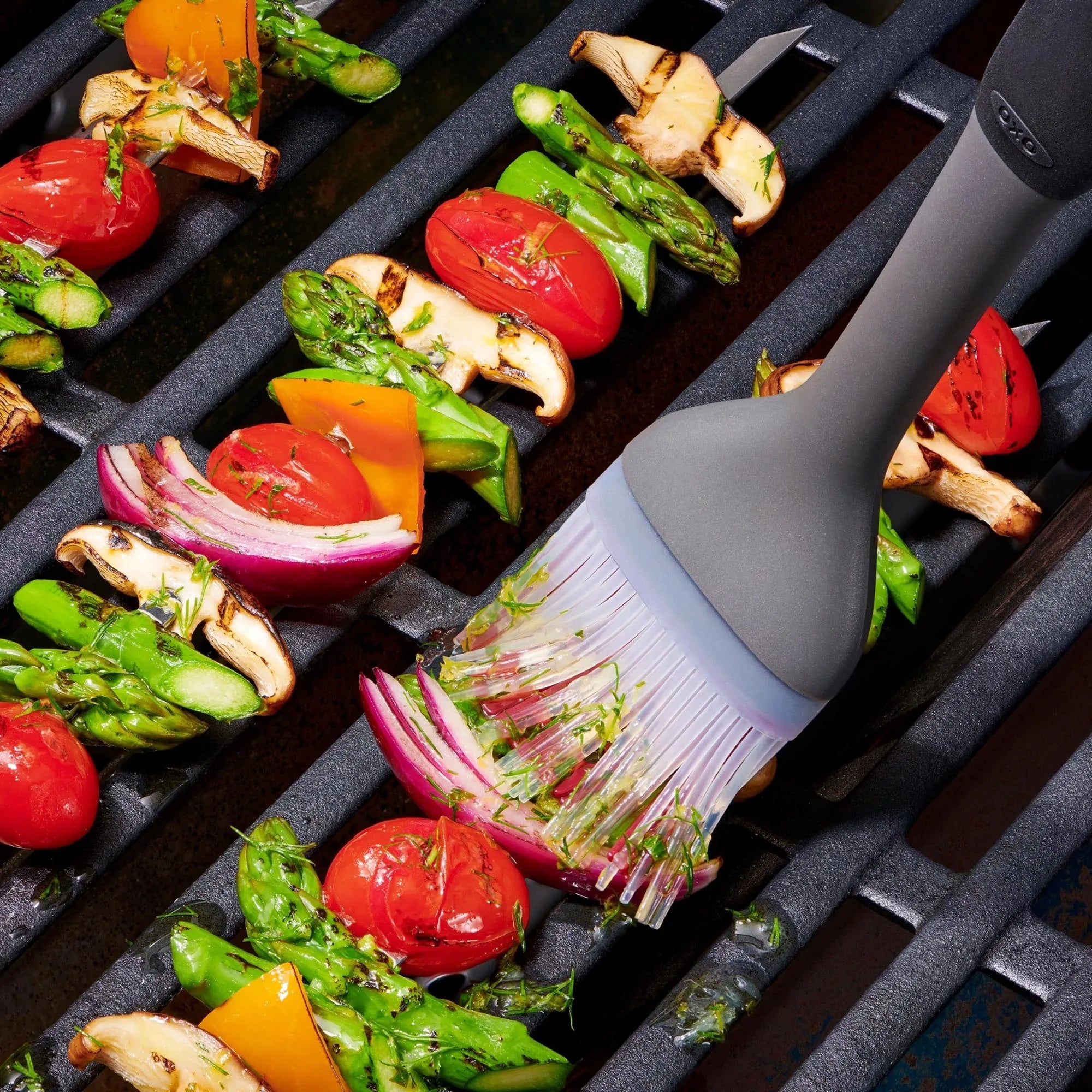 OXO Grillpinsel: Ergonomisch für müheloses und gleichmäßiges Marinieren.