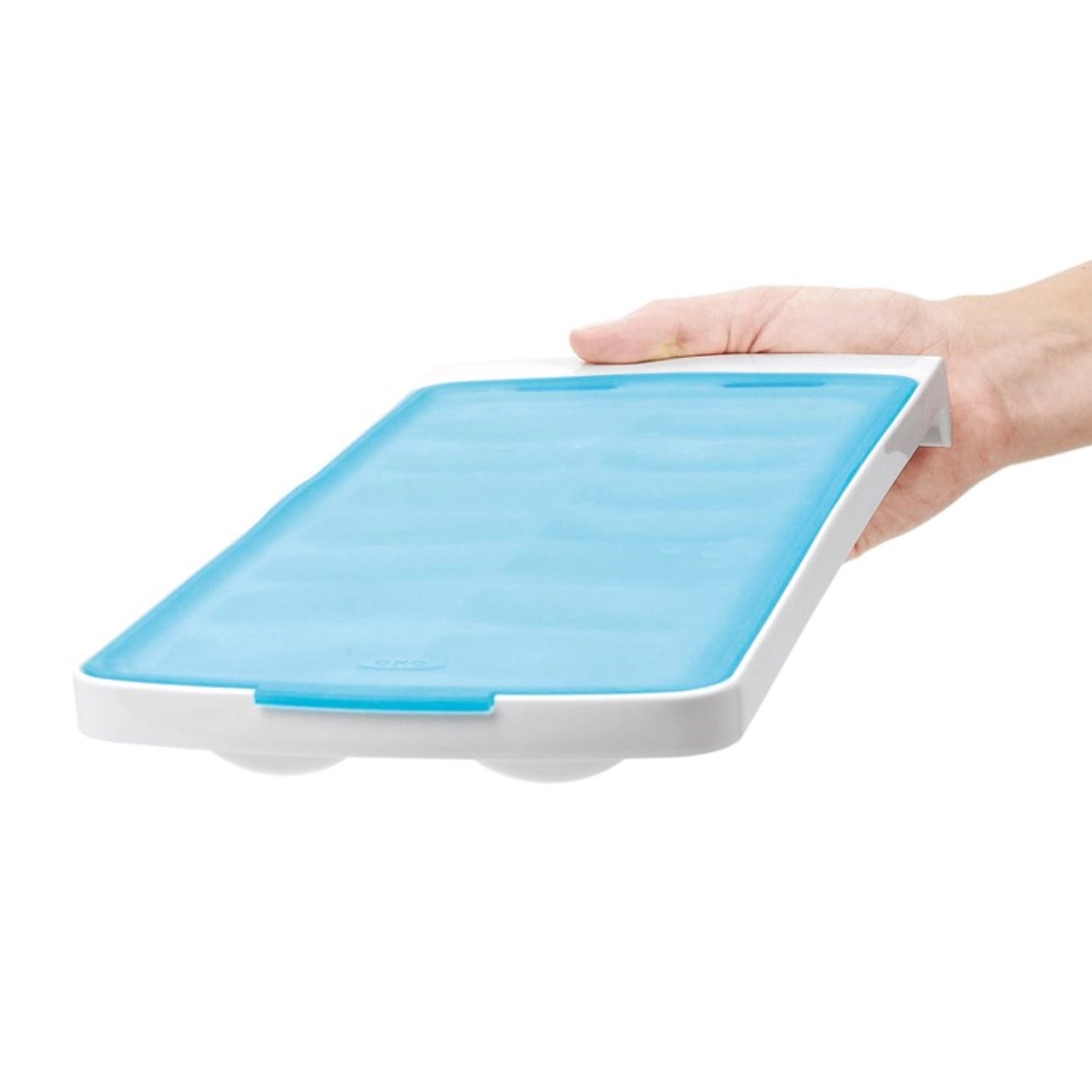 Erleben Sie die Good Grips Eiswürfelschale von OXO – auslaufsicher, platzsparend und mit innovativem Silikondeckel für müheloses Eiswürfel-Handling!