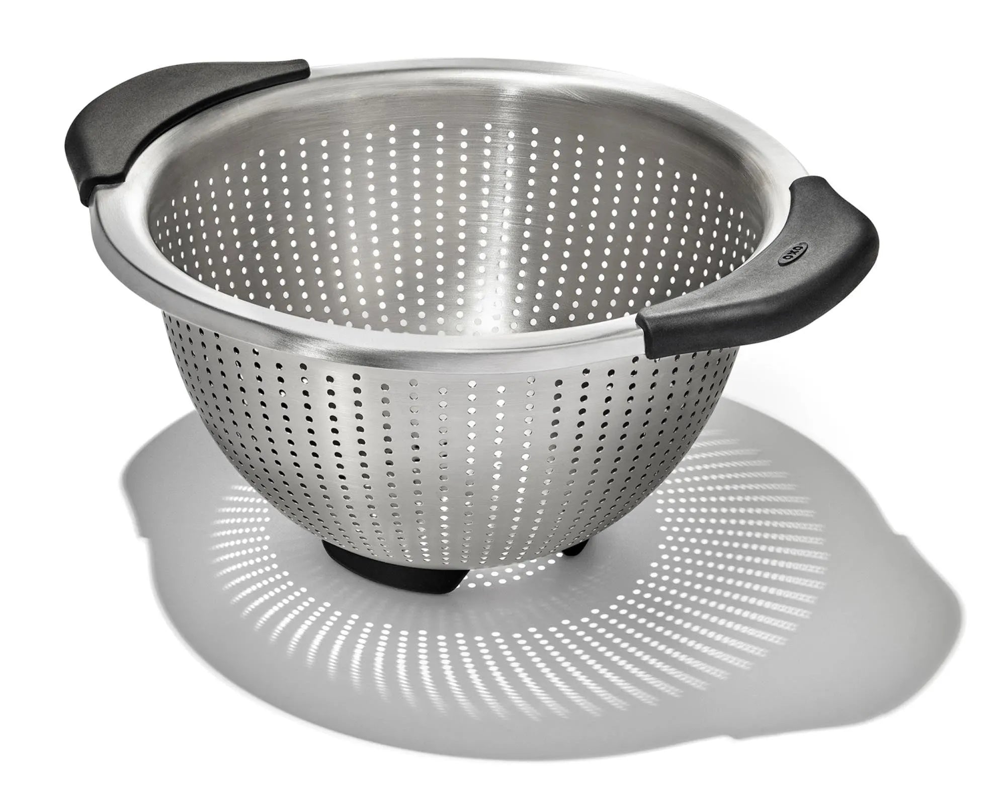Elegantes OXO Sieb aus Edelstahl, 28.3x24.1cm, mit ergonomischem Griff. Perfekt für Pasta, Obst & Gemüse. Langlebig & hygienisch.