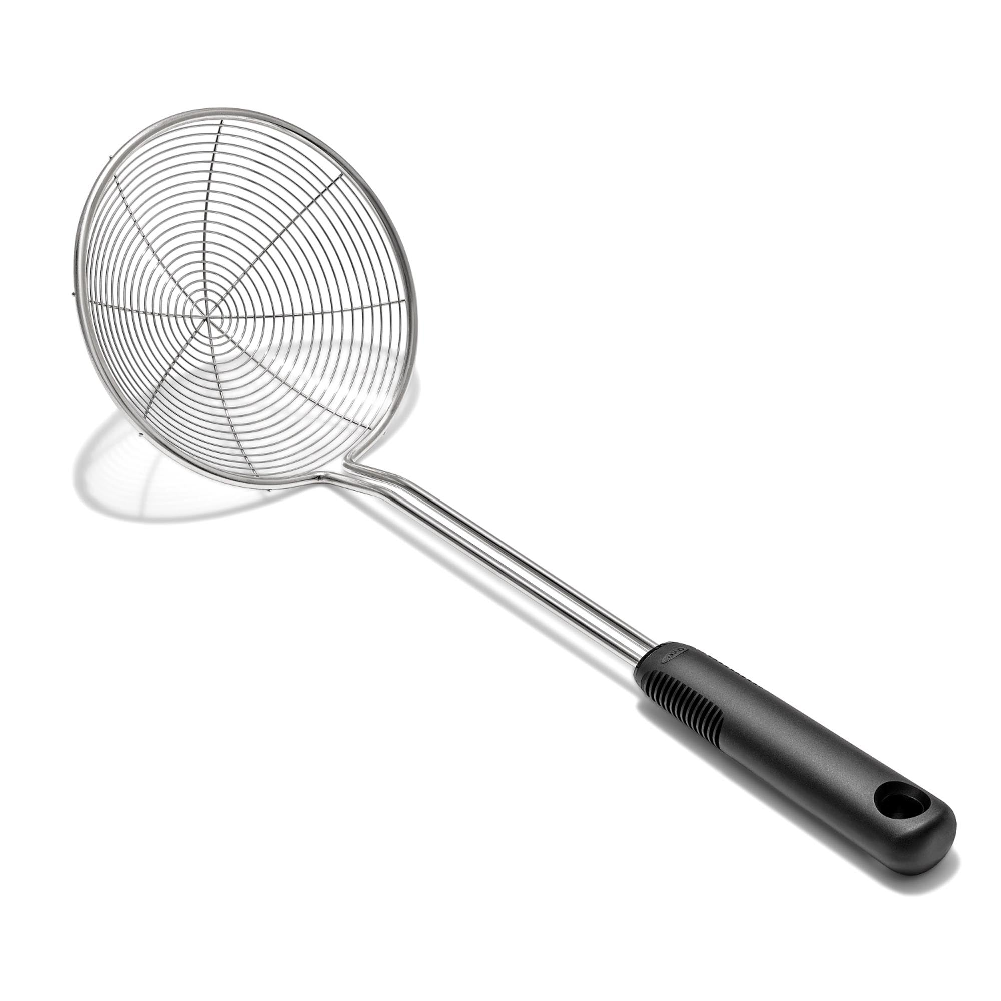Der OXO Good Grips Draht-Schaumlöffel (37,6x13,9cm) aus rostfreiem Edelstahl ist hitzebeständig, ergonomisch und ideal zum Abseihen und Servieren.