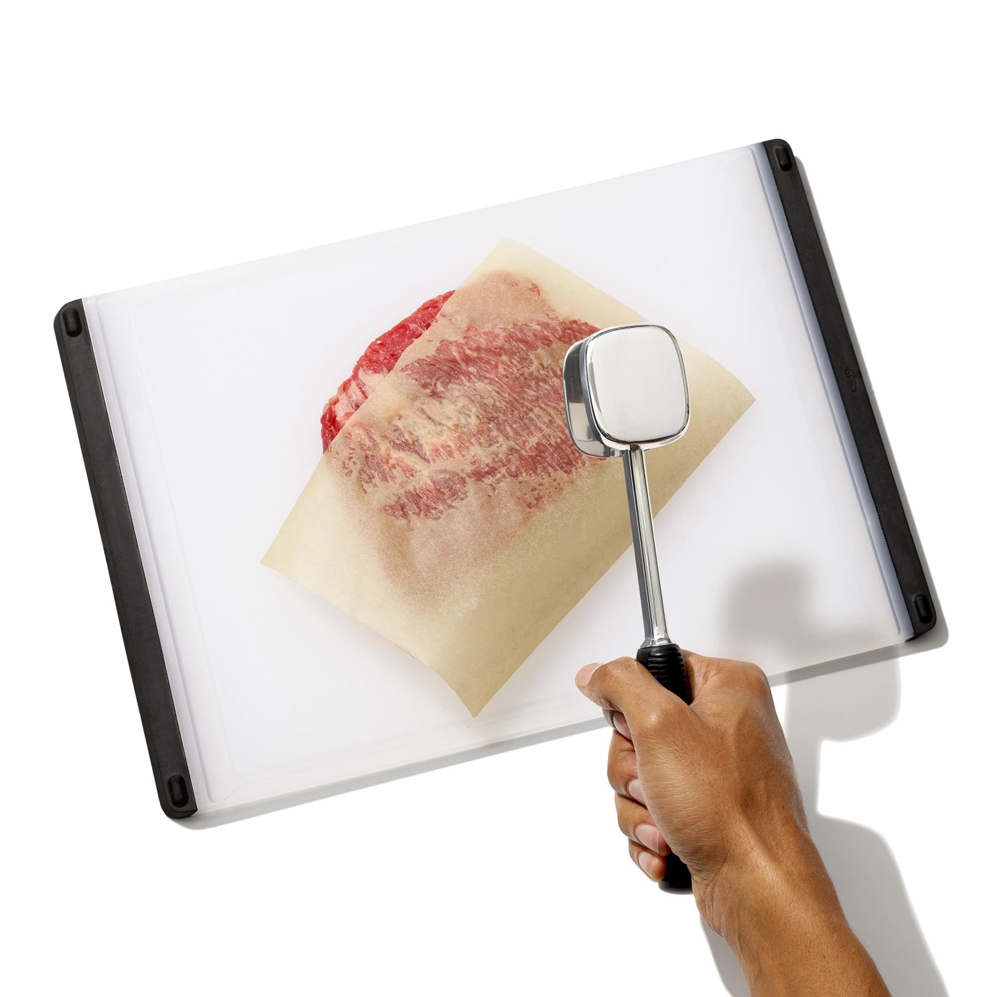 Entdecken Sie den OXO Good Grips Fleischhammer (25x5,5 cm) – ideal zum Zartklopfen von Fleisch und Fisch. Hochwertig, leicht und spülmaschinenfest!