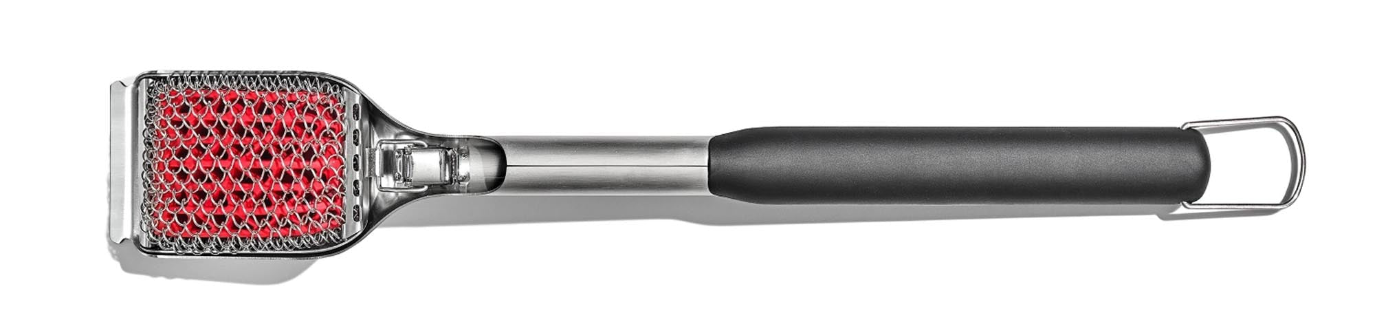 Die OXO Grillbürste aus rostfreiem Edelstahl mit Silikongriff reinigt effektiv alle Grilltypen. Langlebig und leicht zu reinigen.