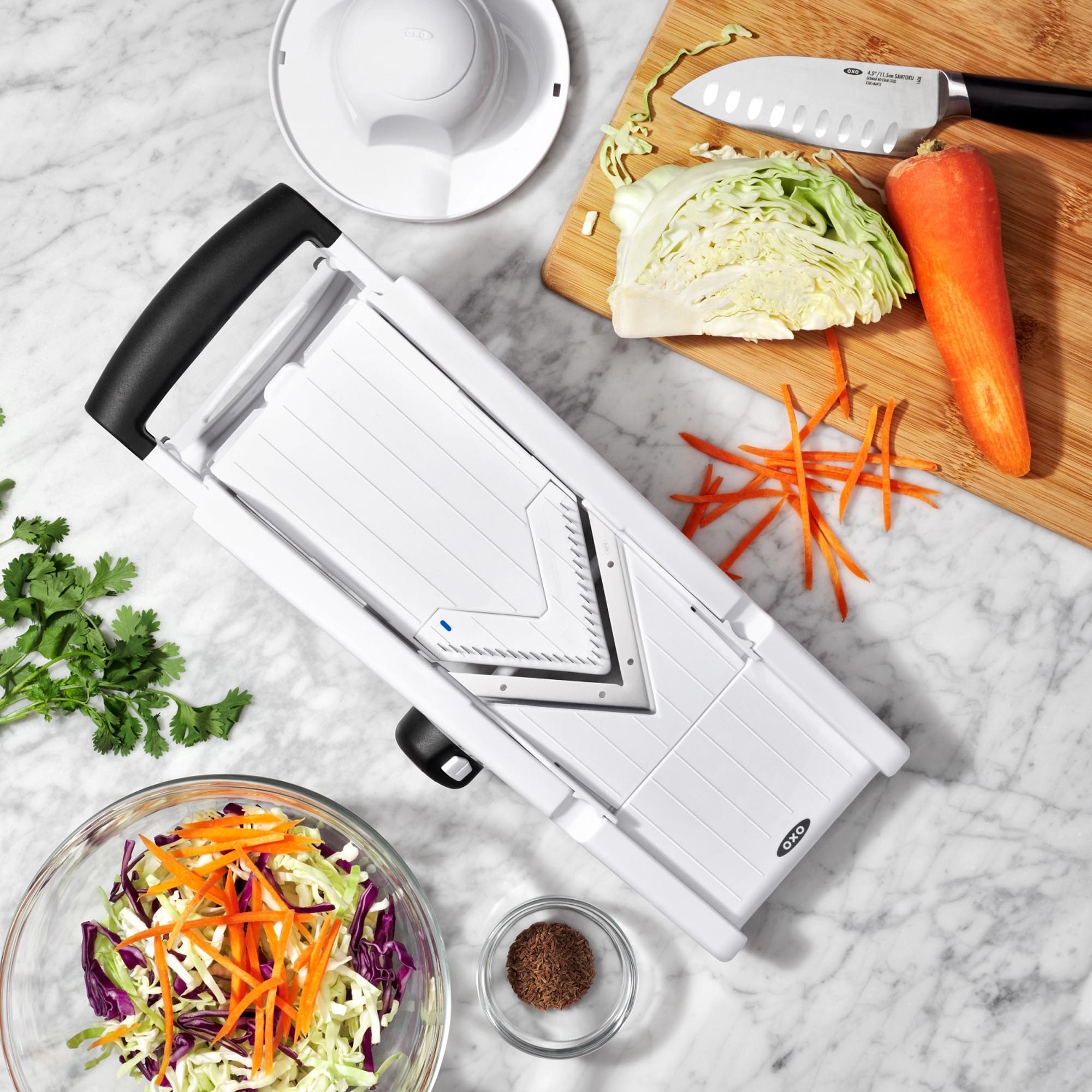 Die OXO V-Blade Mandoline: Innovatives Design für schnelles, präzises Schneiden. Ergonomisch, stabil und leicht zu reinigen – ein Küchenhighlight!