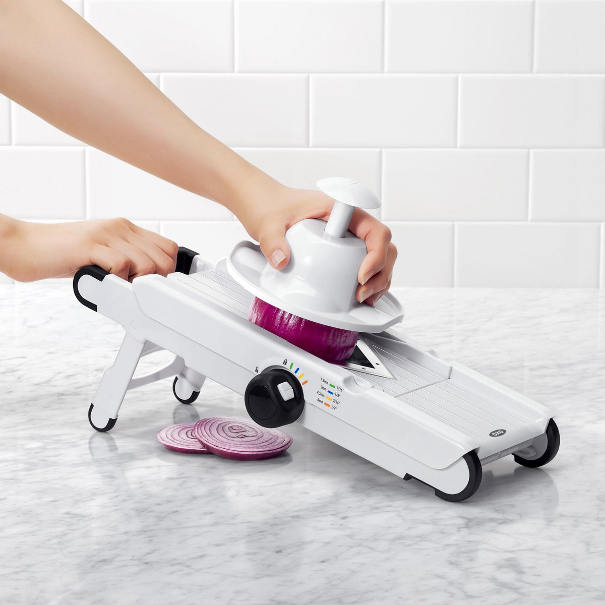V-Blade Mandoline in Weiss präsentiert im Onlineshop von KAQTU Design AG. Küchenhelfer ist von OXO