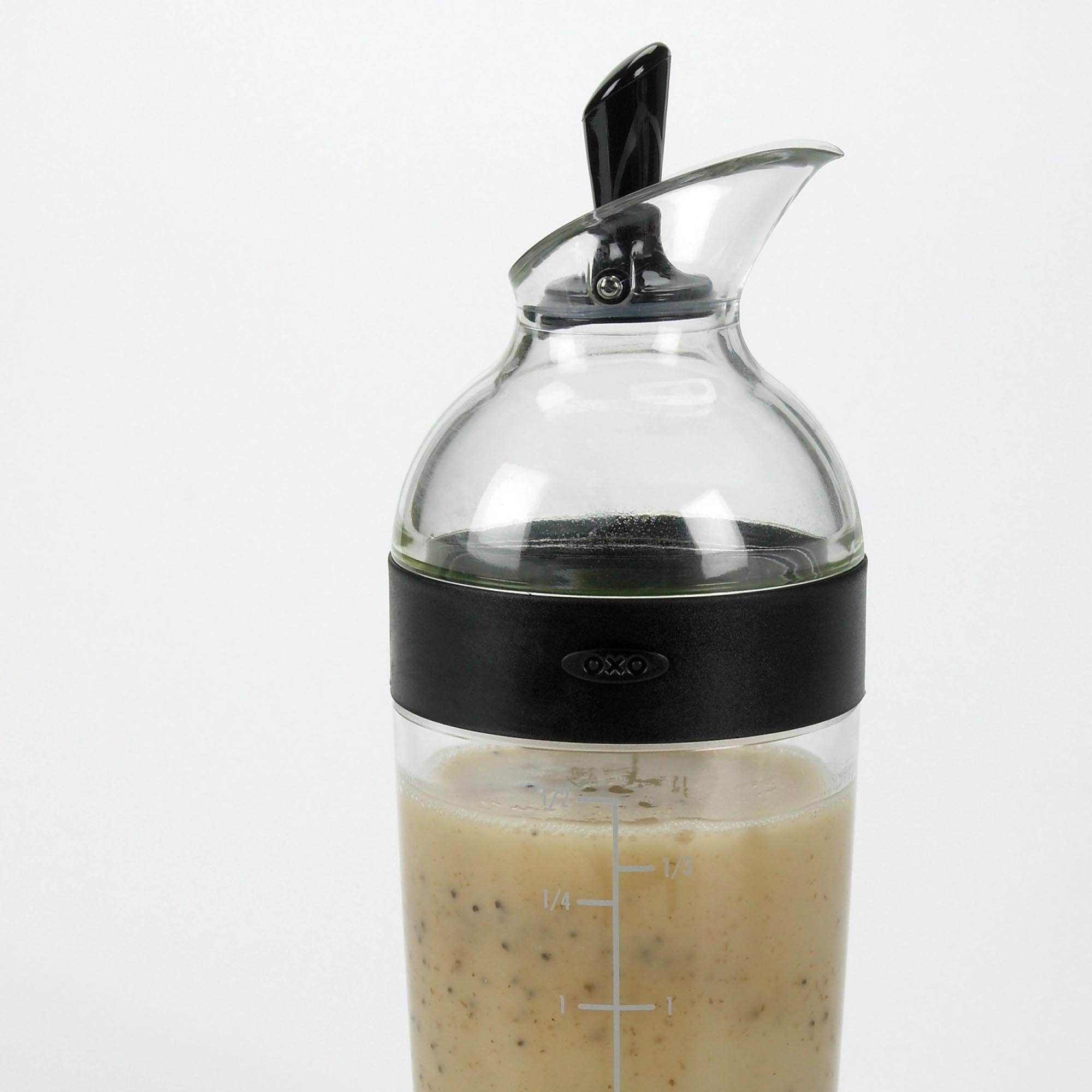 OXO Salatdressing Shaker 350ml in elegantem Schwarz: Ideal für präzise Dosierung und kreative Dressings. Spülmaschinenfest und benutzerfreundlich!