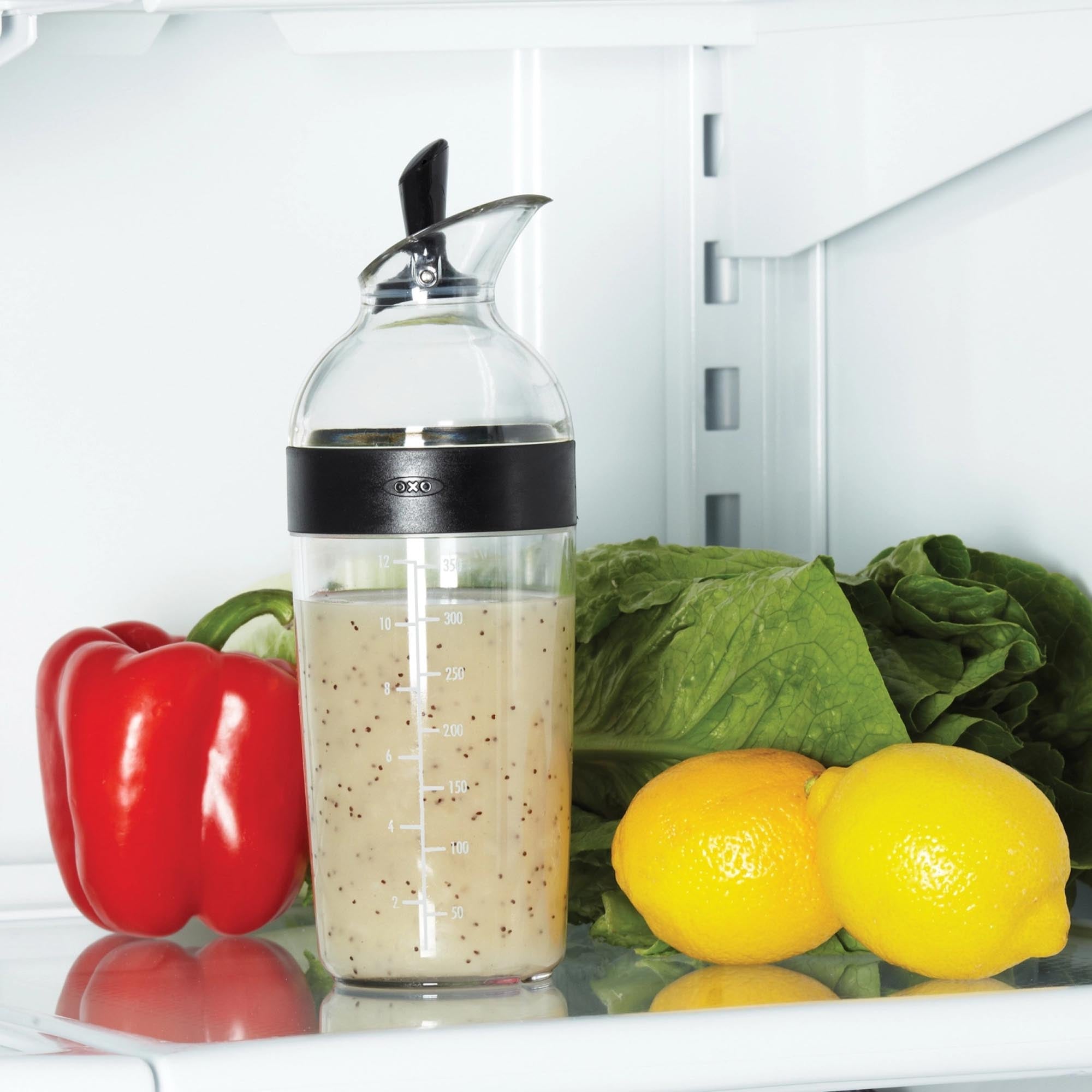 Eleganter OXO Salatdressing Shaker 350ml, schwarz, aus BPA-freiem Tritan, mit praktischer Ausgiessöffnung, spülmaschinenfest.