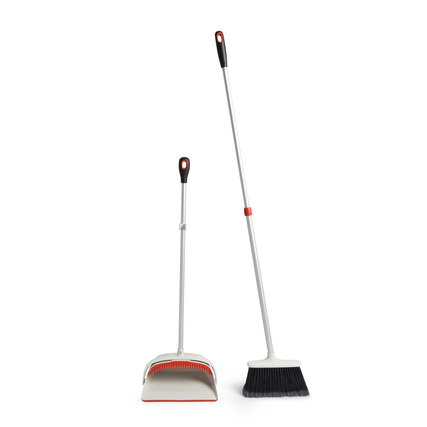Praktisches Wischer Set von OXO mit teleskopierbarem Besen, perfekt für gründliche Reinigung in großen Räumen und an engen Stellen.