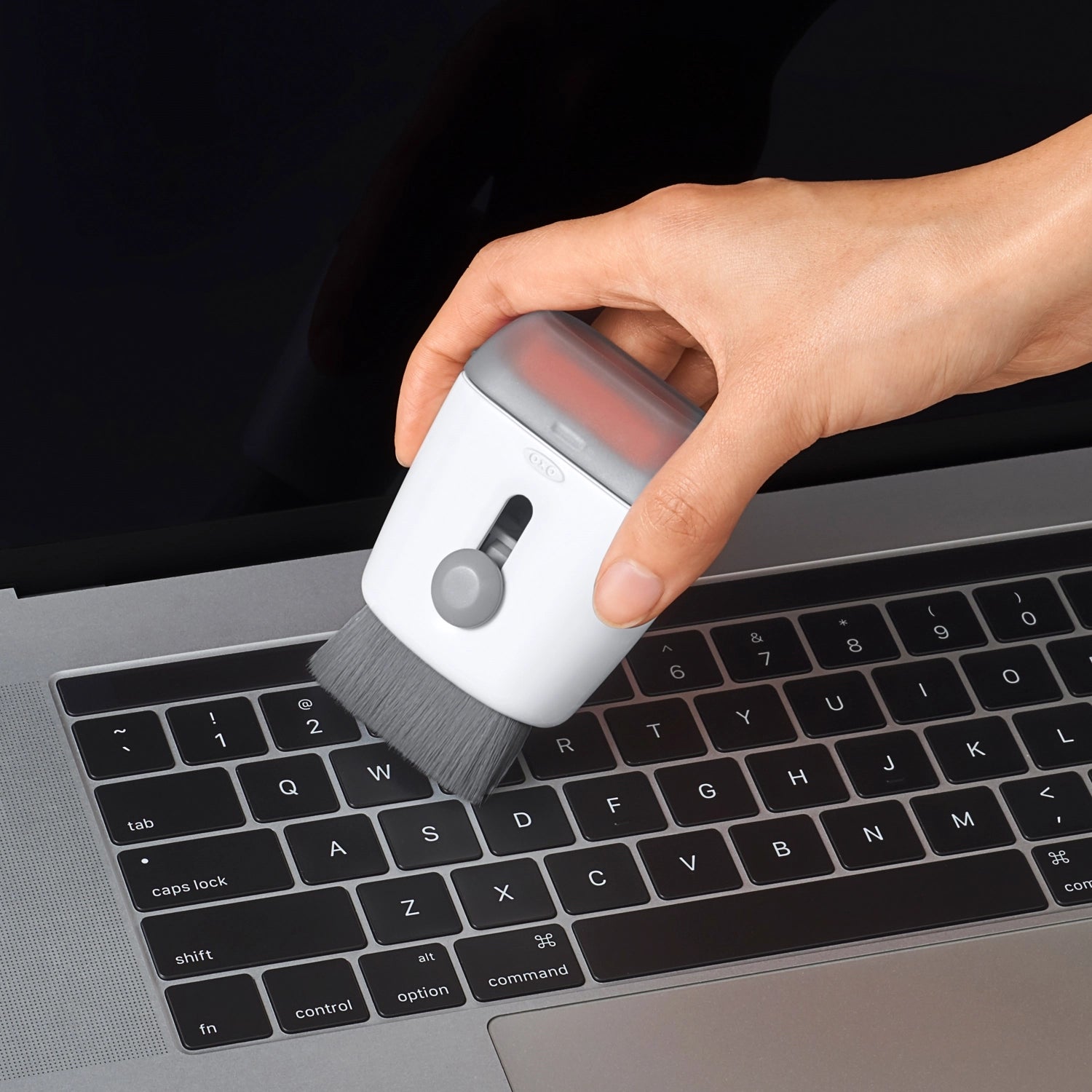 Der OXO Good Grips Laptop-Reiniger ist ein praktisches Hilfsmittel zum Bürsten und Wischen von Laptops und empfindlichen Oberflächen.