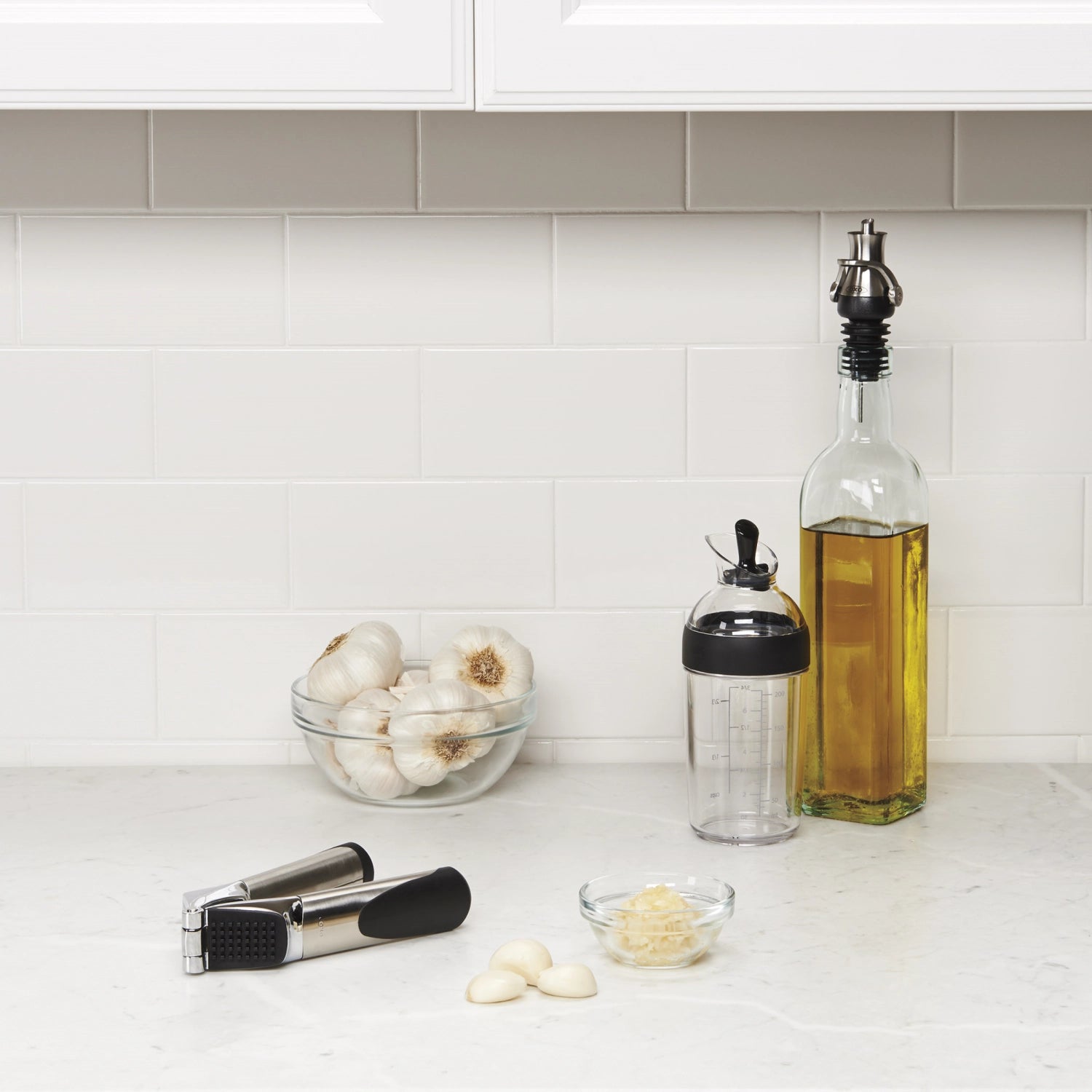 Kleiner 240ml Shaker von OXO in elegantem Schwarz, ideal für die einfache Zubereitung und präzises Ausgießen von köstlichen Salatdressings.