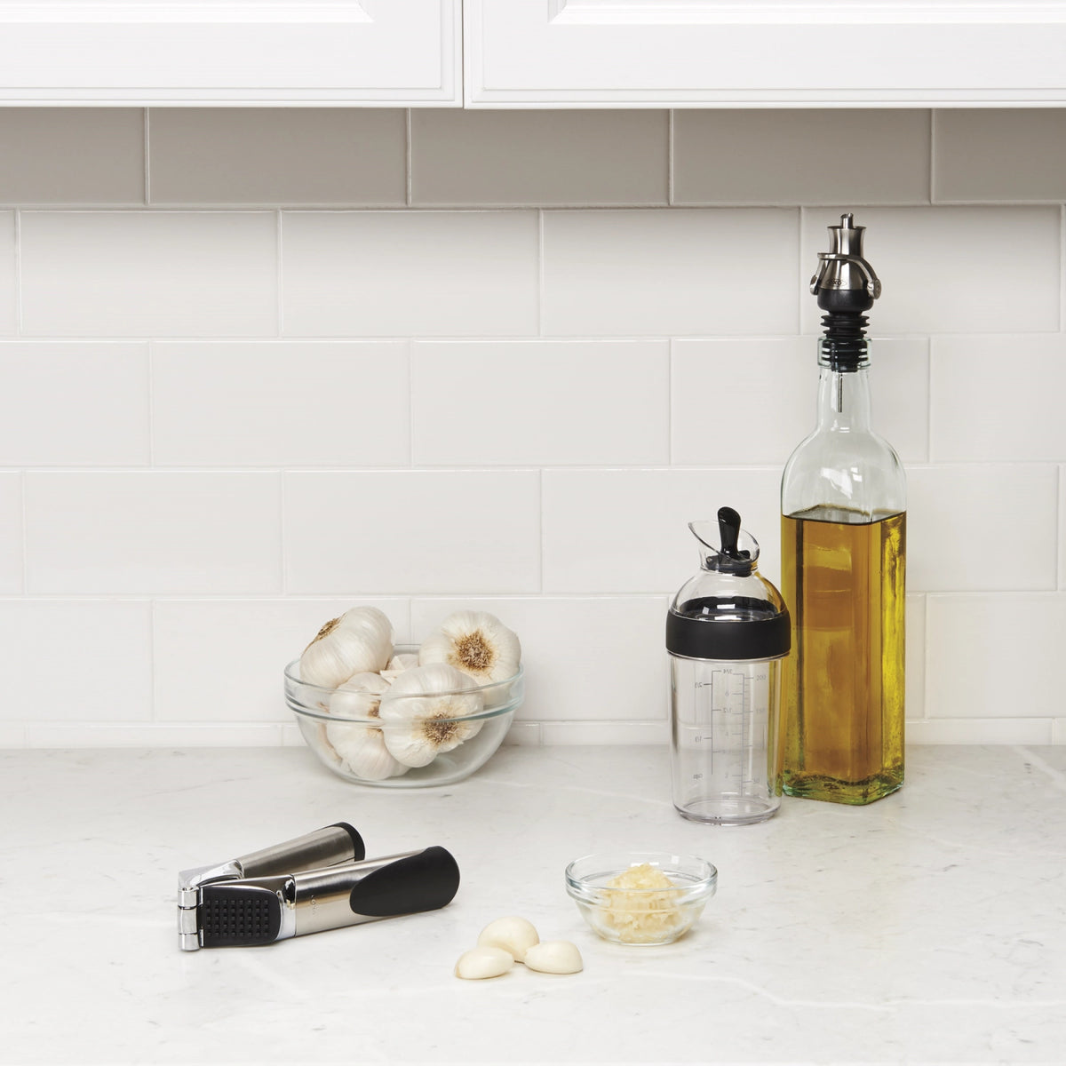 Salatdressing Shaker klein 240ml, schwarz in Schwarz präsentiert im Onlineshop von KAQTU Design AG. Salatzubehör ist von OXO
