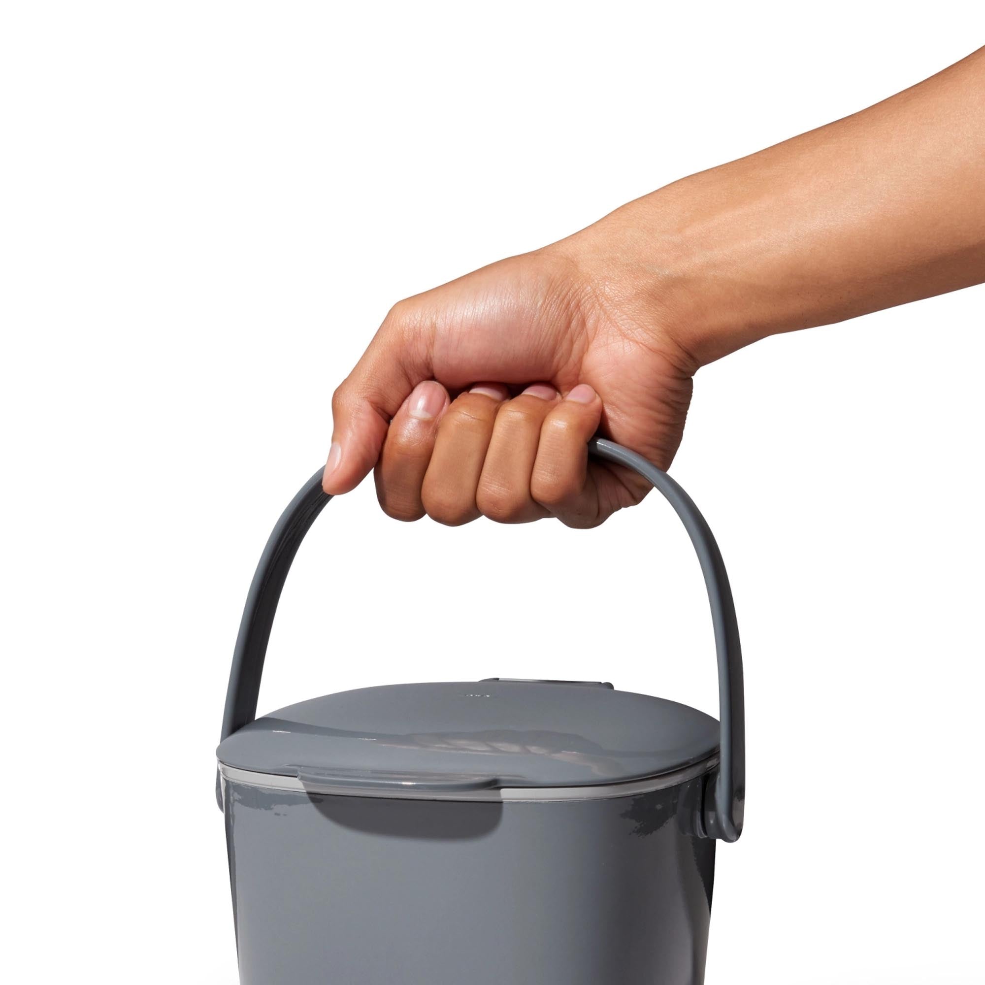 OXO Kompostbehälter 2.83L in elegantem Schwarz: Ideal für umweltbewusste Haushalte, hygienisch und leicht zu reinigen.