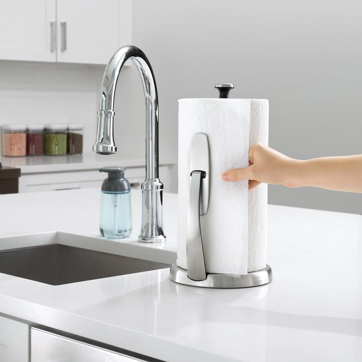 Good Grips Papierrollenhalter in Silber präsentiert im Onlineshop von KAQTU Design AG. Backutensilien ist von OXO