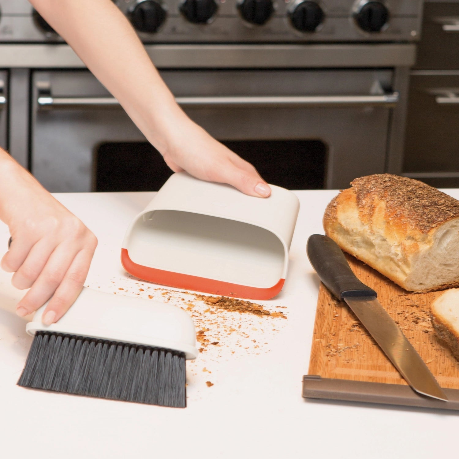 Kompaktes Kehrschaufel- und Bürsten-Set von OXO, ideal für effizientes Kehren und einfache Handhabung, mit ergonomischem Griff und platzsparender Bauweise.