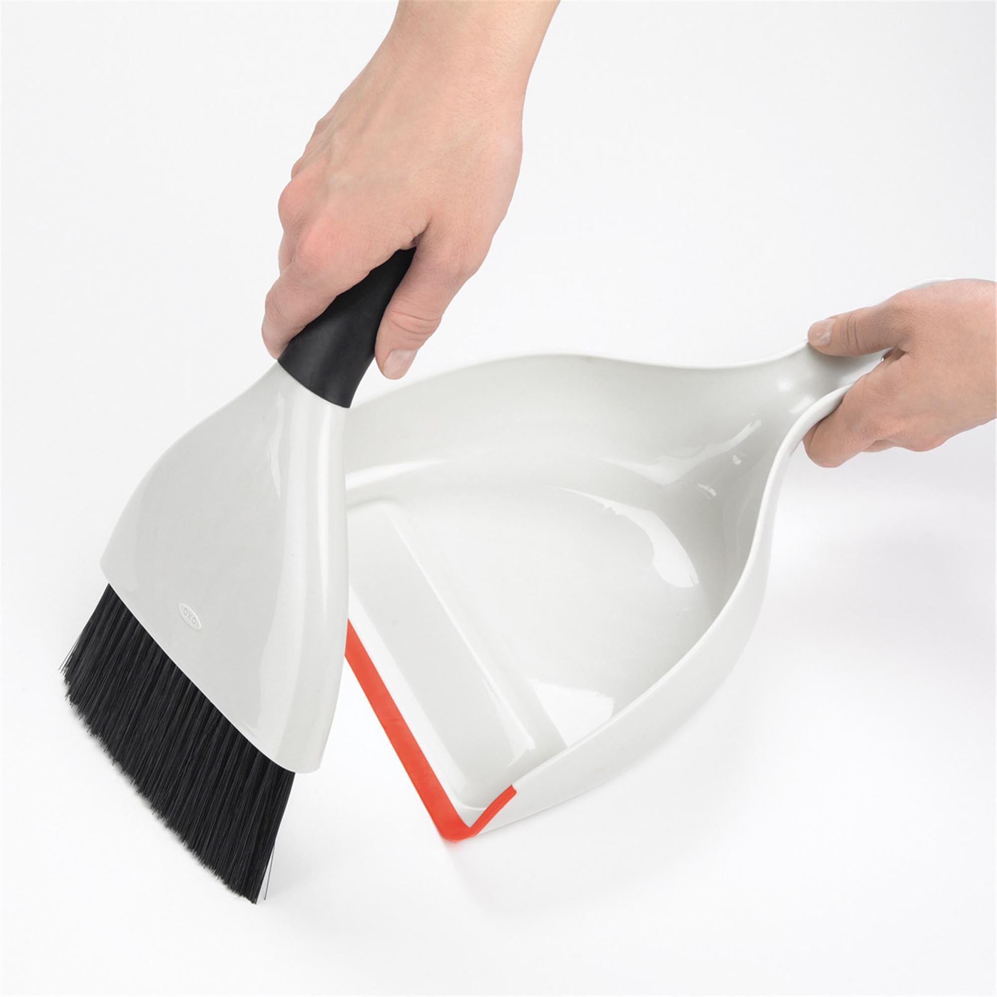 Kompaktes Kehrschaufel- und Bürsten-Set von OXO, ideal für effizientes Kehren, mit ergonomischem Griff und platzsparendem Design für einfache Aufbewahrung.