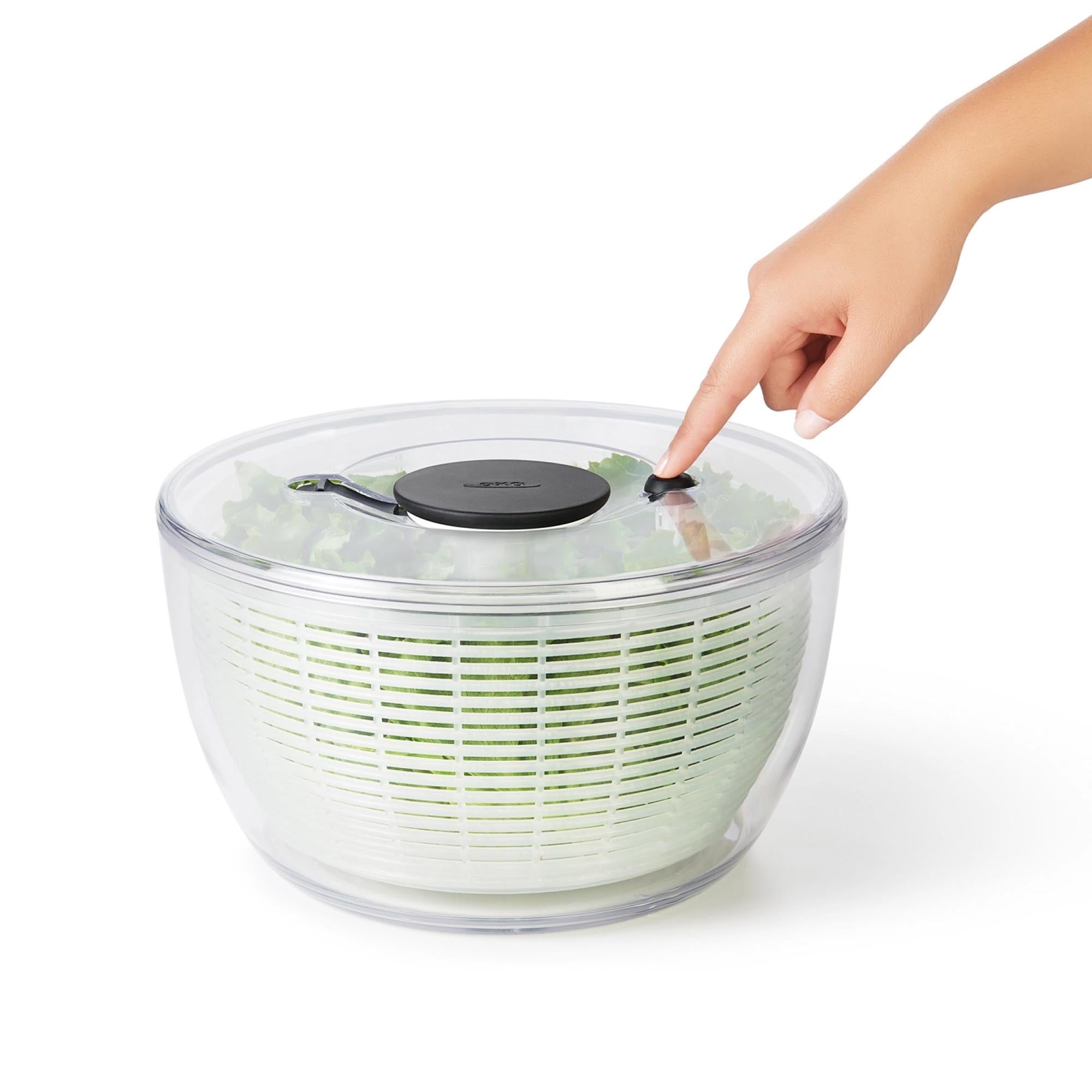 Entdecken Sie die OXO Salatschleuder mit 5,8 l Fassungsvermögen. Transparent, rund und ideal für frische, perfekt getrocknete Salate in Ihrer Küche.