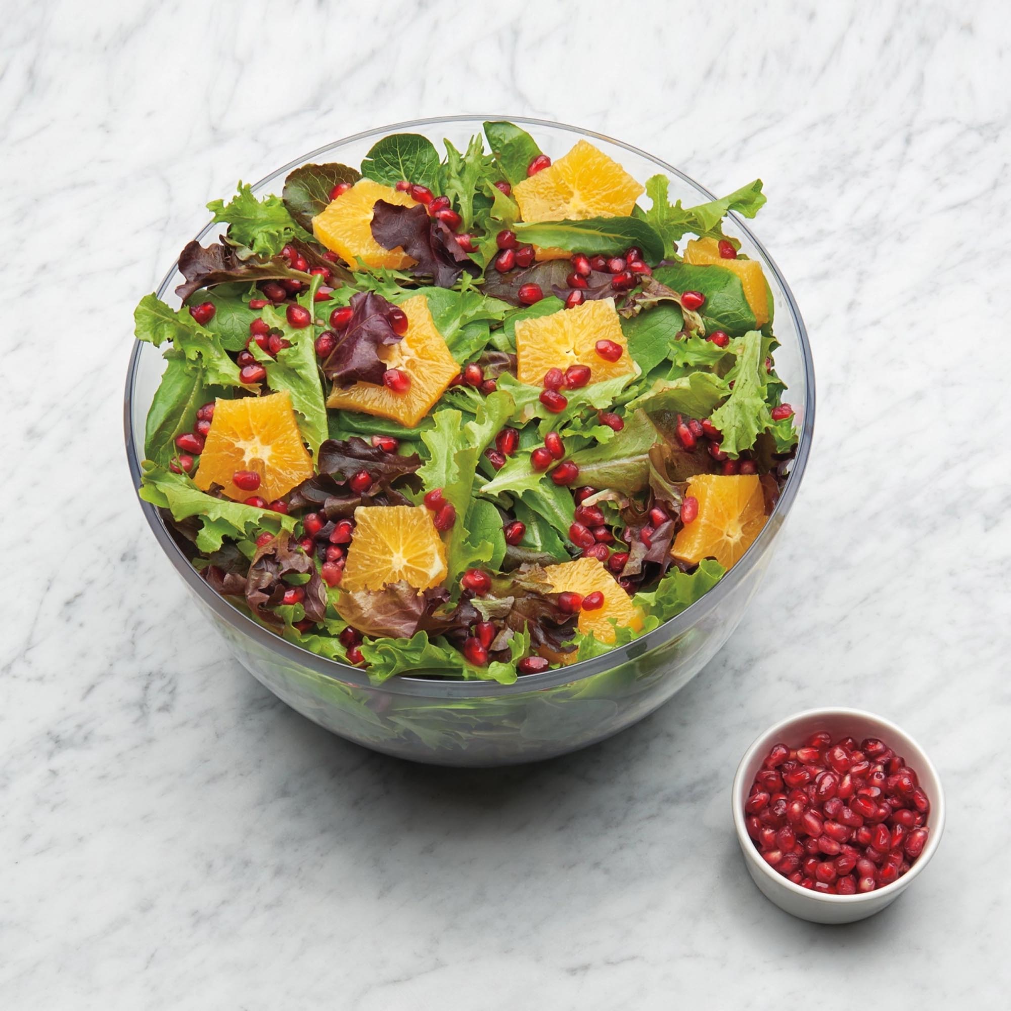 Die OXO Salatschleuder vereinfacht die Salatzubereitung: Großes 5,8 l Fassungsvermögen, transparentes Design und mühelose Reinigung für köstliche, frische Salate!