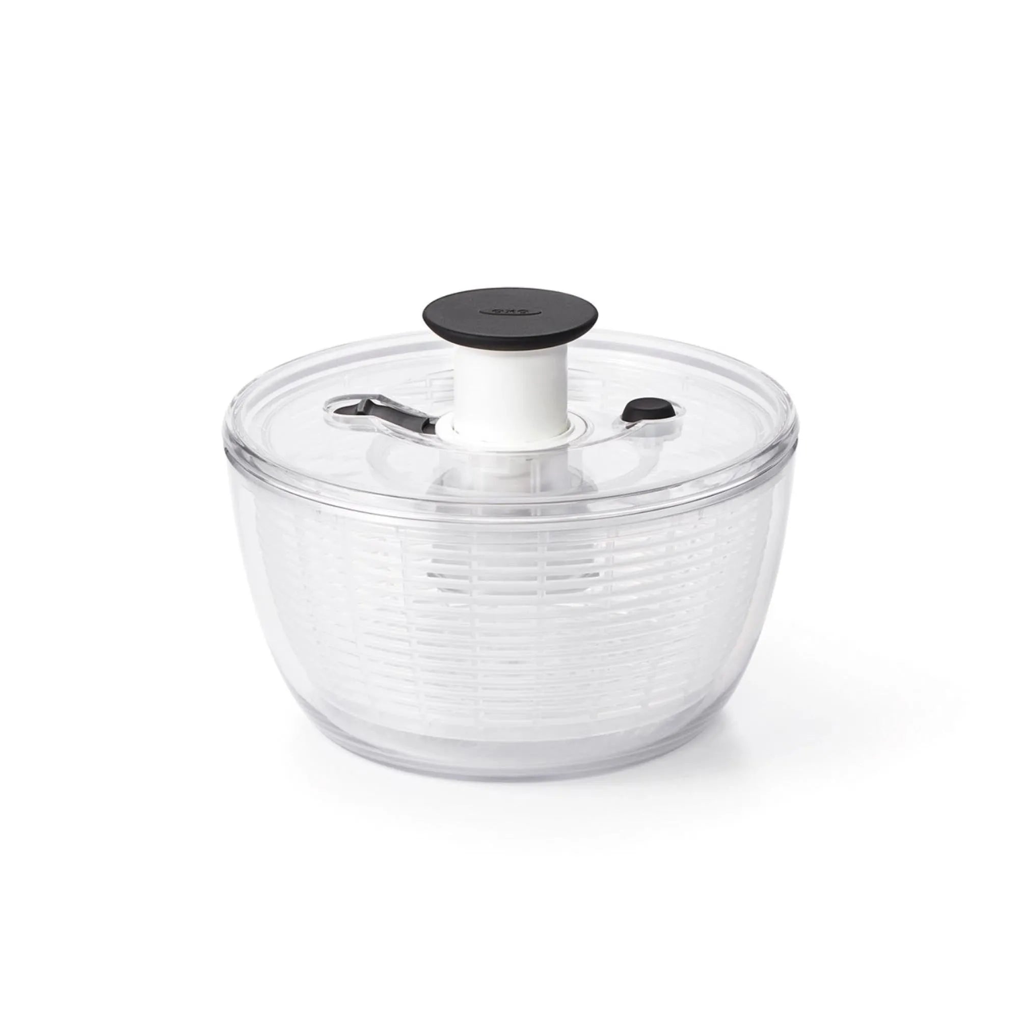 Kompakte OXO Salatschleuder, 2.7L, transparent, BPA-frei, spülmaschinenfest, rutschfest, ideal für frische Salate.