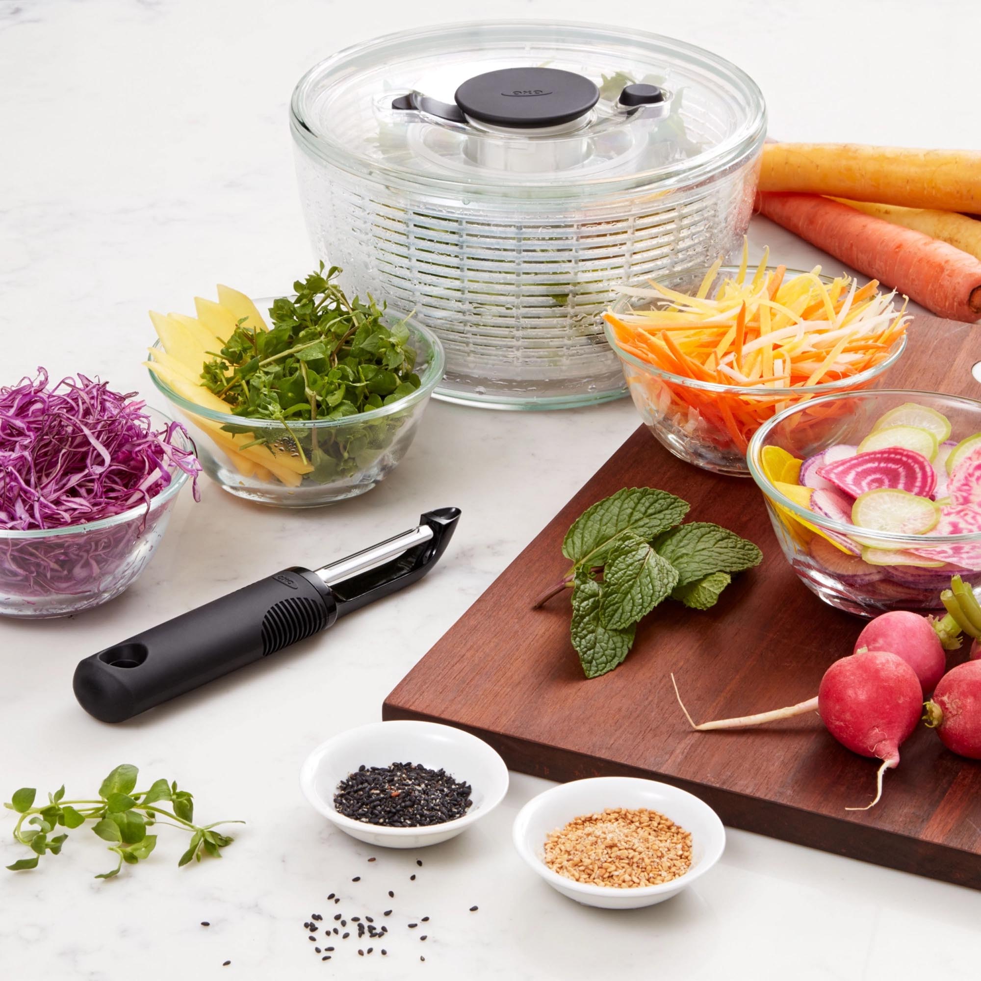 Kompakte Salatschleuder von OXO (2,7 l) – perfekt für frische Salate. Transparentes Design, einfache Handhabung und spülmaschinengeeignet.