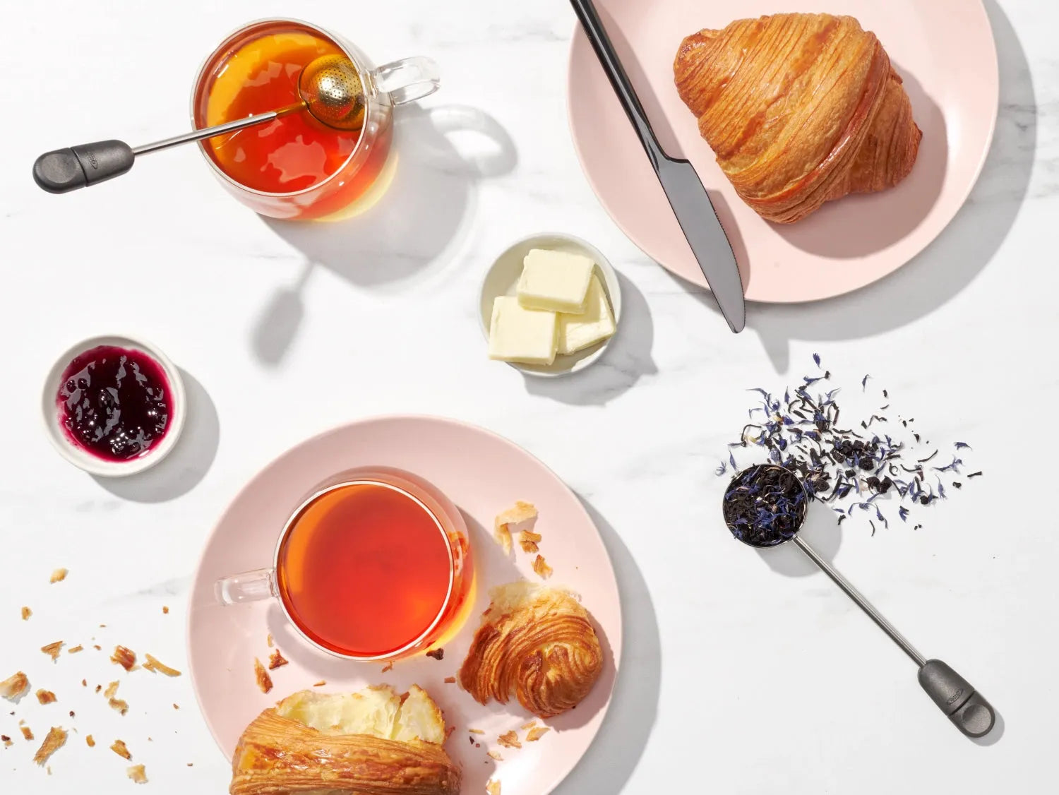 Praktisches Tee-Ei von OXO mit sicherem Drehverschluss, einfach zu befüllen und reinigen, perfekt für losen Tee und aromatischen Genuss.