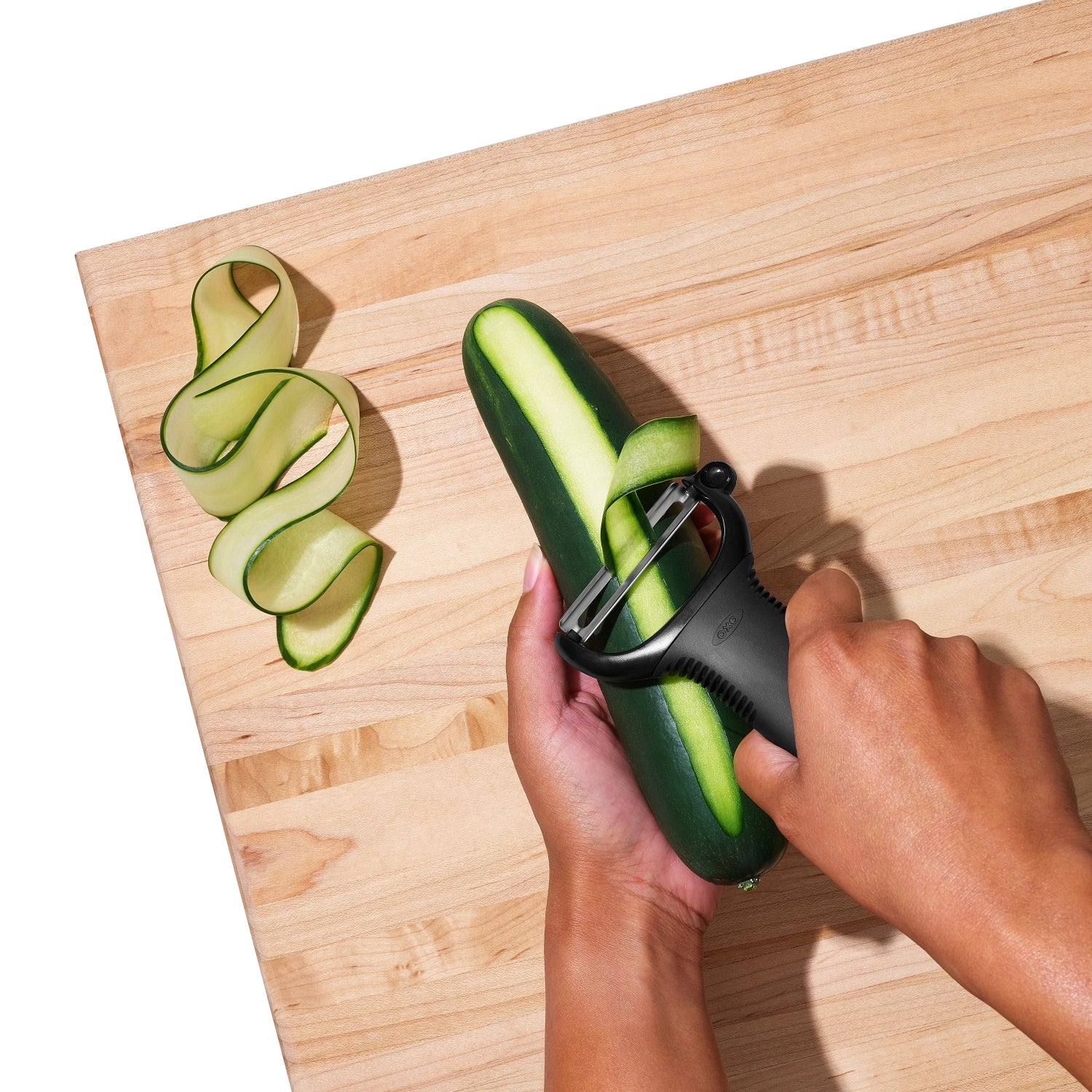 Y-Schäler von OXO, 15.2 cm, ergonomisches Design für müheloses Schälen von Obst und Gemüse, ideal für die moderne Küche.