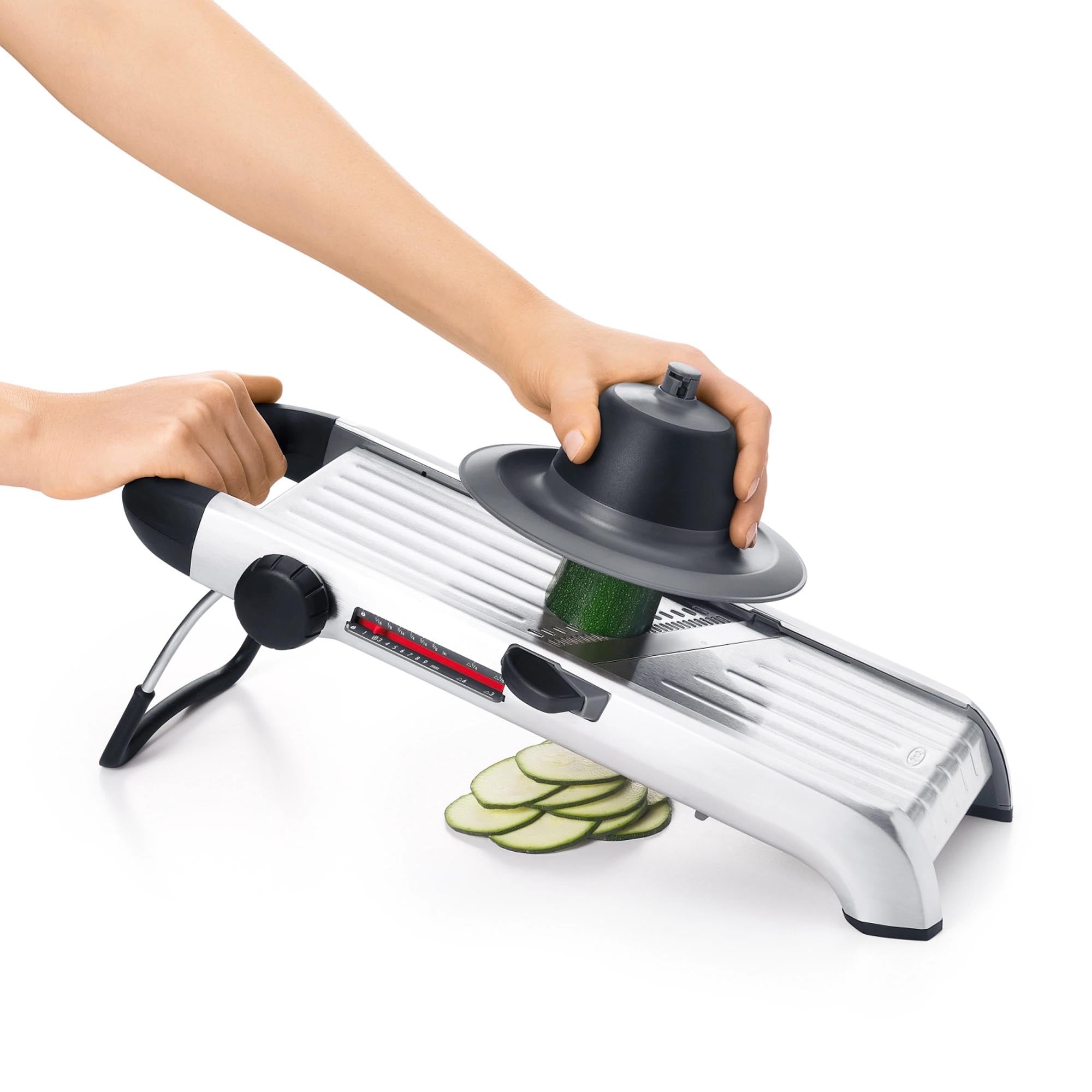Die OXO Chef Mandoline 2.0: Ihr idealer Küchenhelfer für gleichmäßige Scheiben. Robust, einfach zu bedienen und mit rutschfester Basis für Sicherheit.