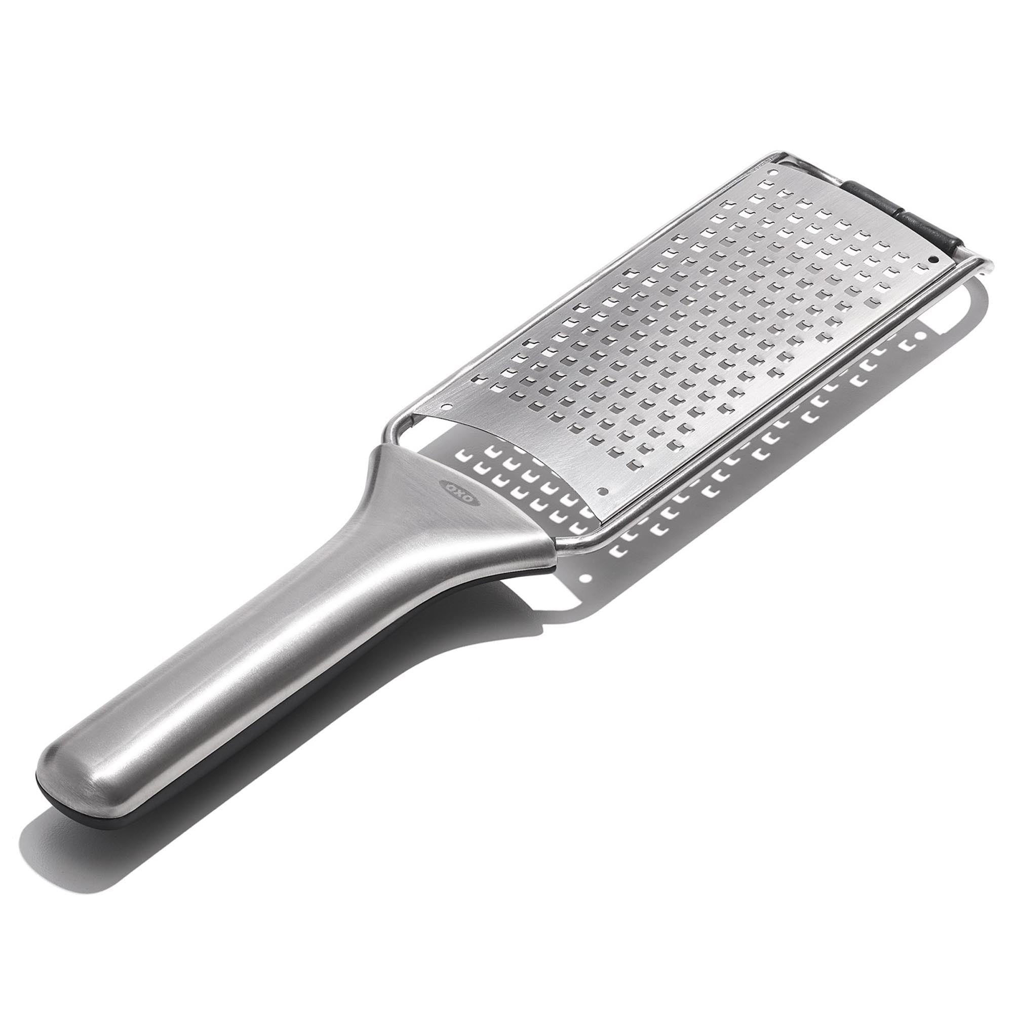 Die OXO GG STL Reibe, 29cm, vereint robustes Edelstahl mit ergonomischem Design für müheloses Reiben von Käse, Gemüse und mehr.
