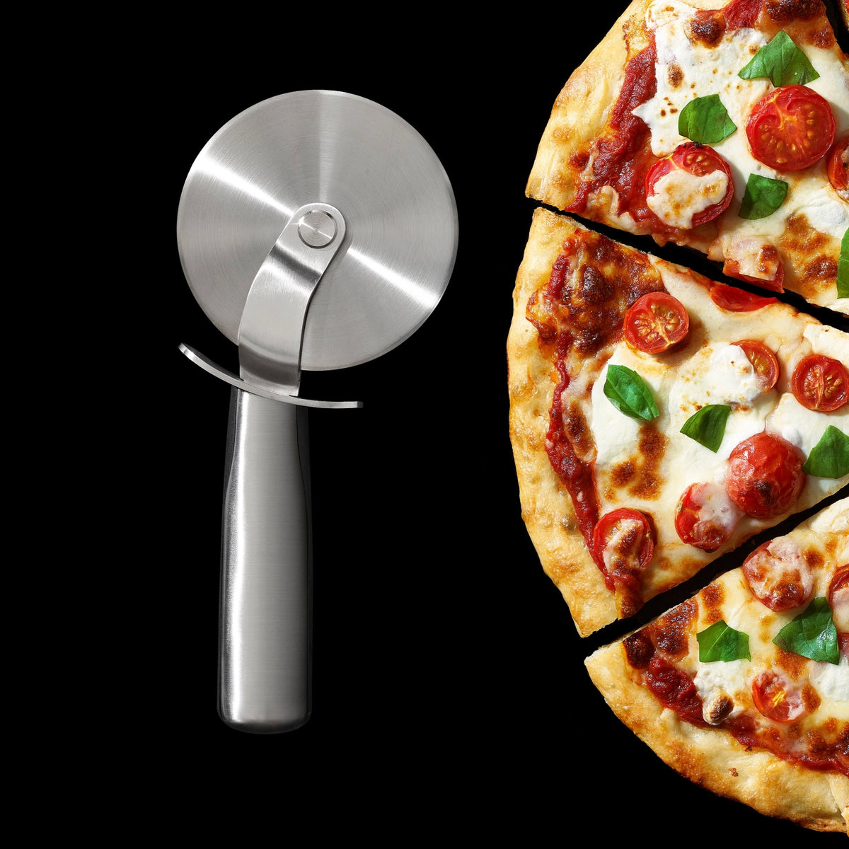 Good Grips Steel Pizzarad, 23cm D10.5cm in Silber präsentiert im Onlineshop von KAQTU Design AG. Pizza ist von OXO