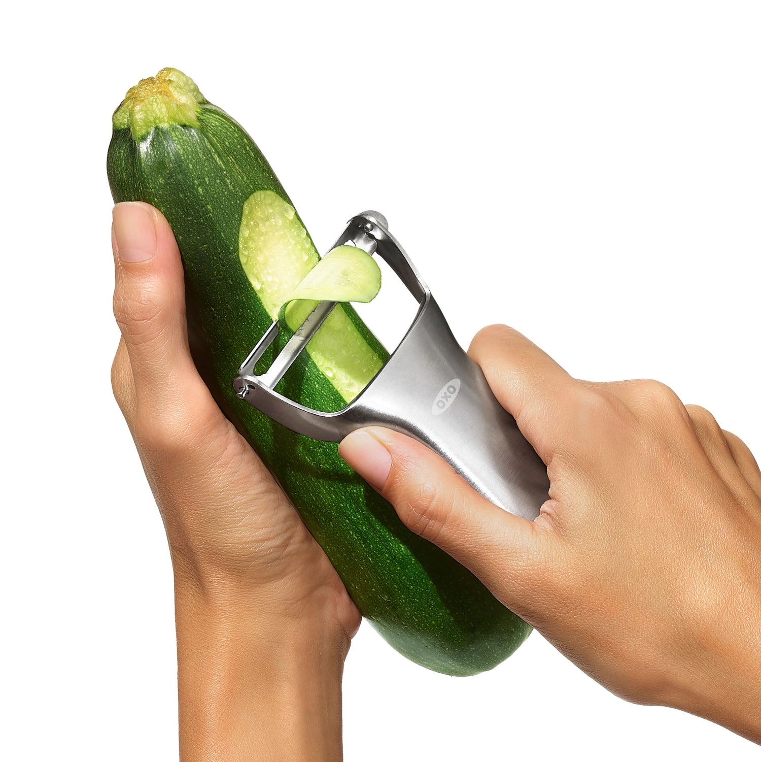 Schwenkbarer Good Grips Steel Schäler von OXO, 19 cm, ergonomisches Design für müheloses Schälen von Obst und Gemüse, langlebig und funktional.